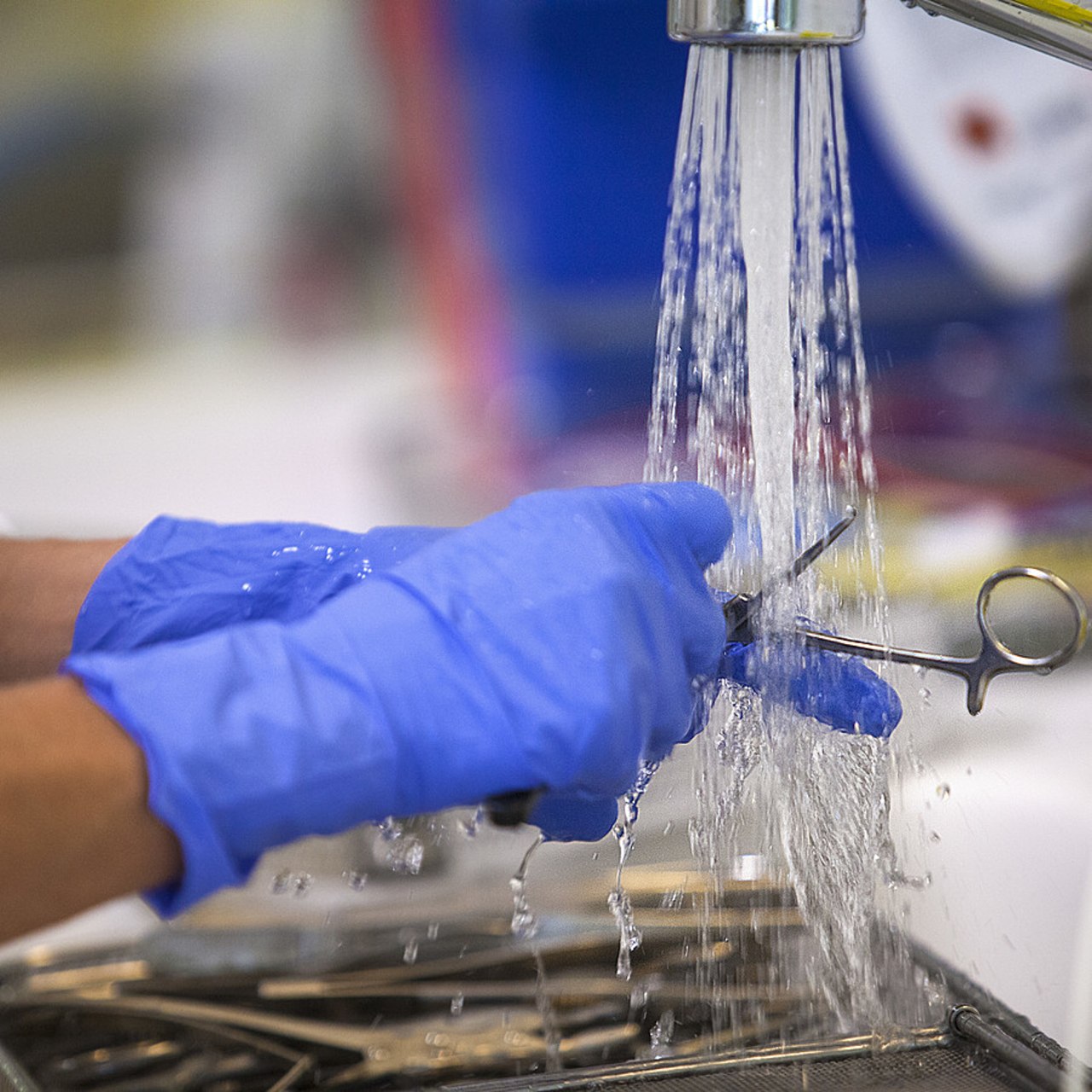 Le retraitement de dispositifs médicaux pose également la question environnementale de l'utilisation supplémentaire de produits de stérilisation. (Amélie Benoist/Image point FR/BSIP)