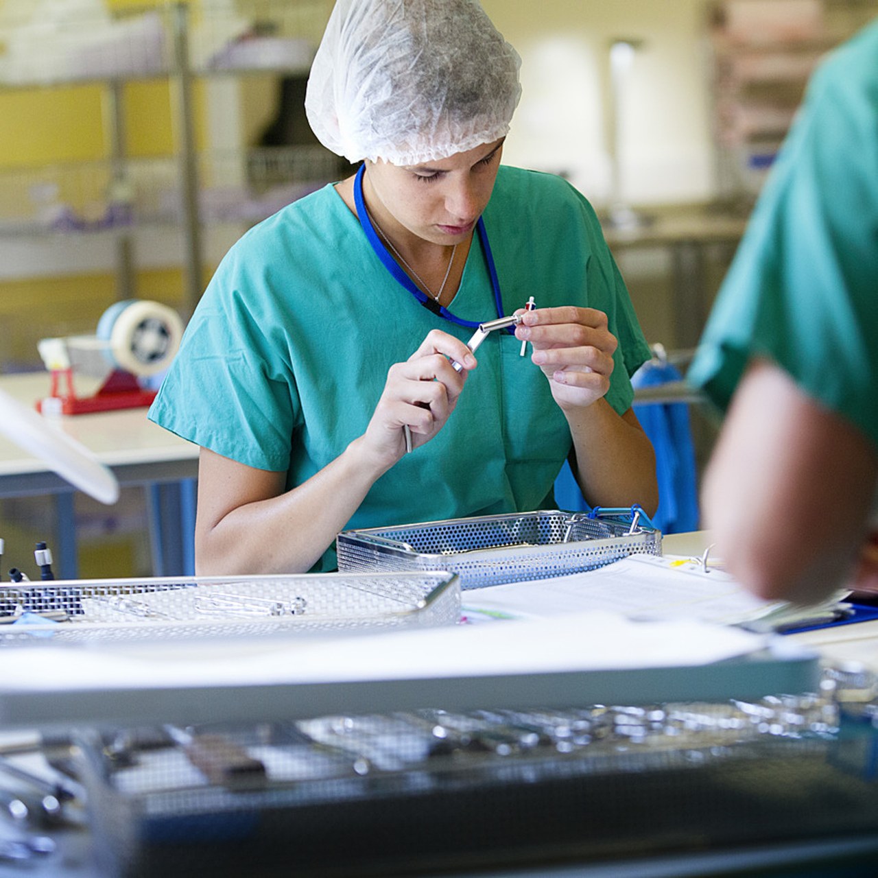 L'objectif de la filière santé est de faire reconnaître les compétences des secteurs protégé et adapté, qui peuvent entre autres se positionner sur des missions de désinfection de matériel médical. (Amélie Benoist/Image Point FR/BSIP)