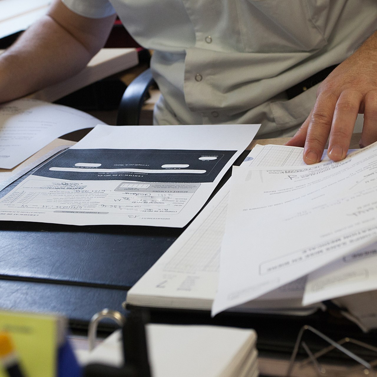 Classeurs papiers et tableaux Excel ont permis aux directions des affaires financières et achats d'assurer la continuité. (Calmettes/BSIP)