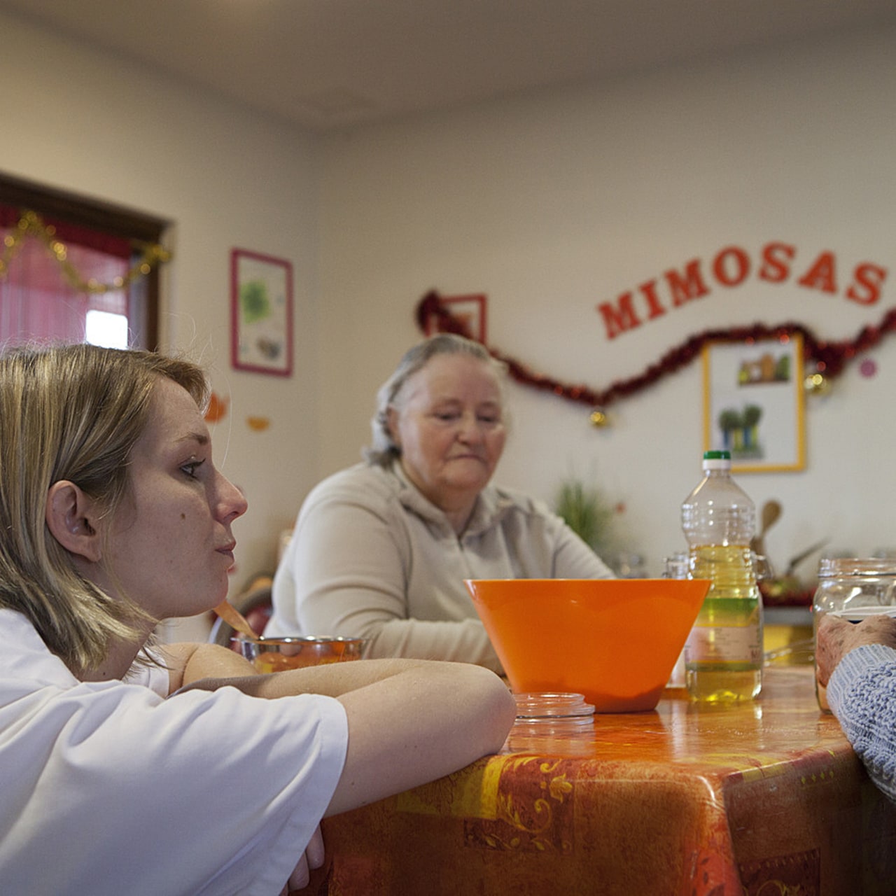 Si les Pasa semblent apporter un bénéfice aux résidents, la place très hétérogène des familles, pourtant essentielle pour la qualité des liens, doit être réinterrogée au sein des institutions. (Amélie Benoist/Image Point FR/BSIP)
