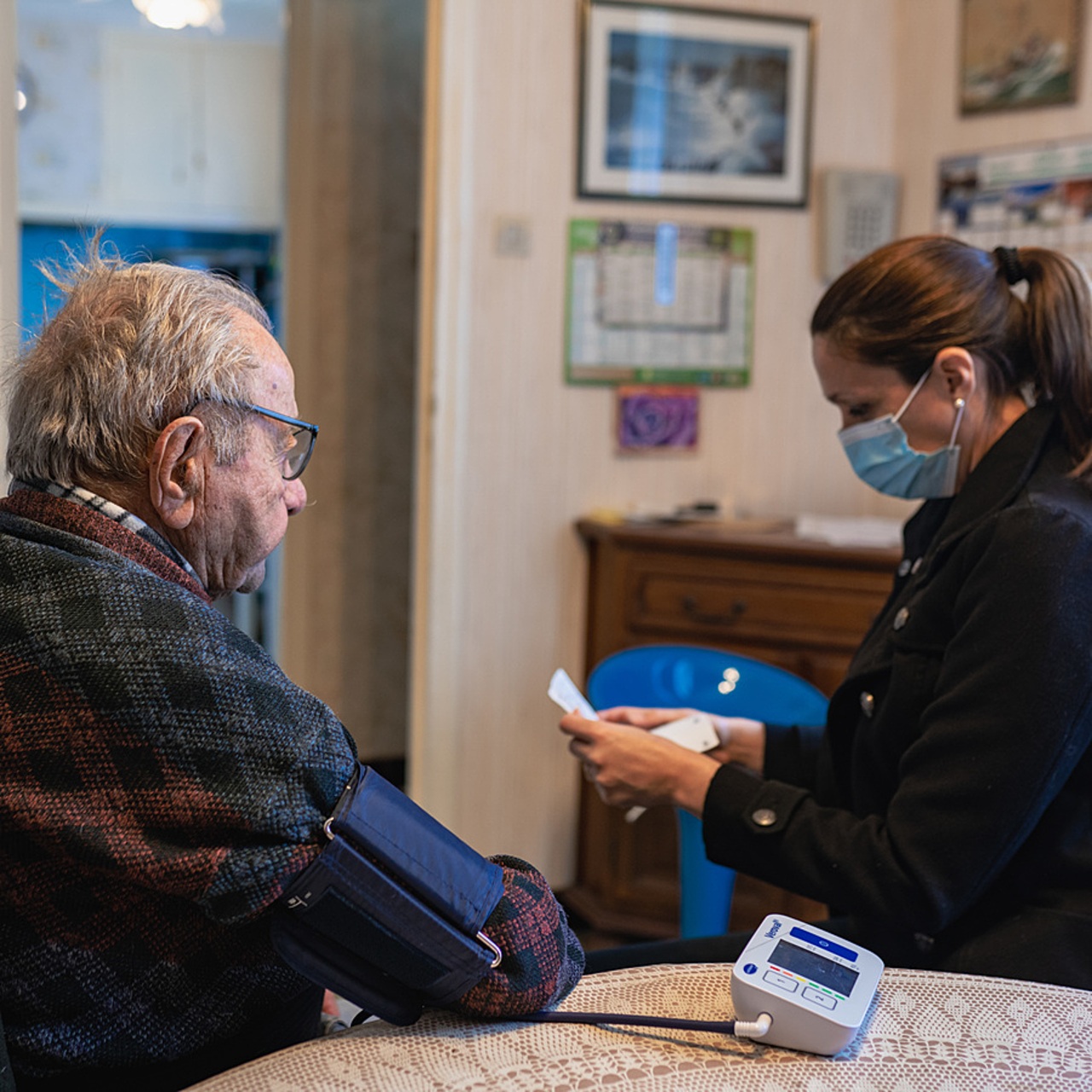 La stratégie Bien vieillir ne fonctionnera que si l'ensemble de la société y adhère. (Morcillo/BSIP)