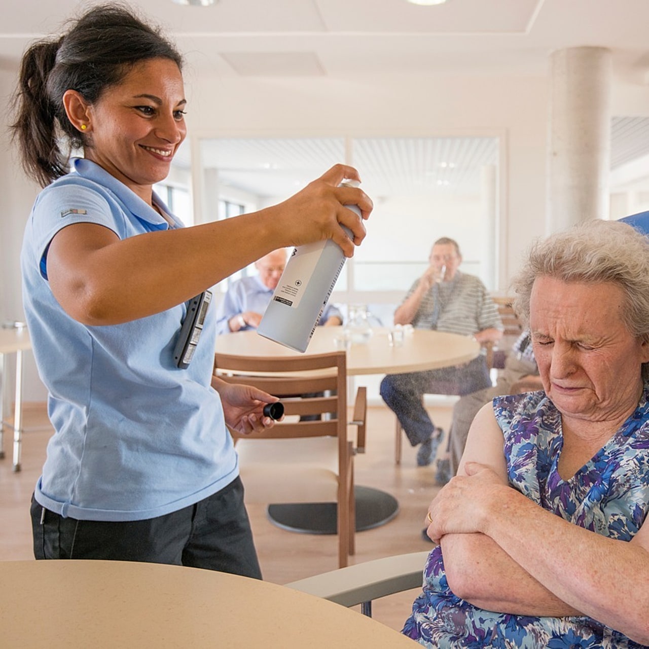 L'embauche de personnels supplémentaires pour aider à rafraîchir les personnes âgées fait partie des suggestions des répondants à l'enquête de la SFGG. (Astier/BSIP)