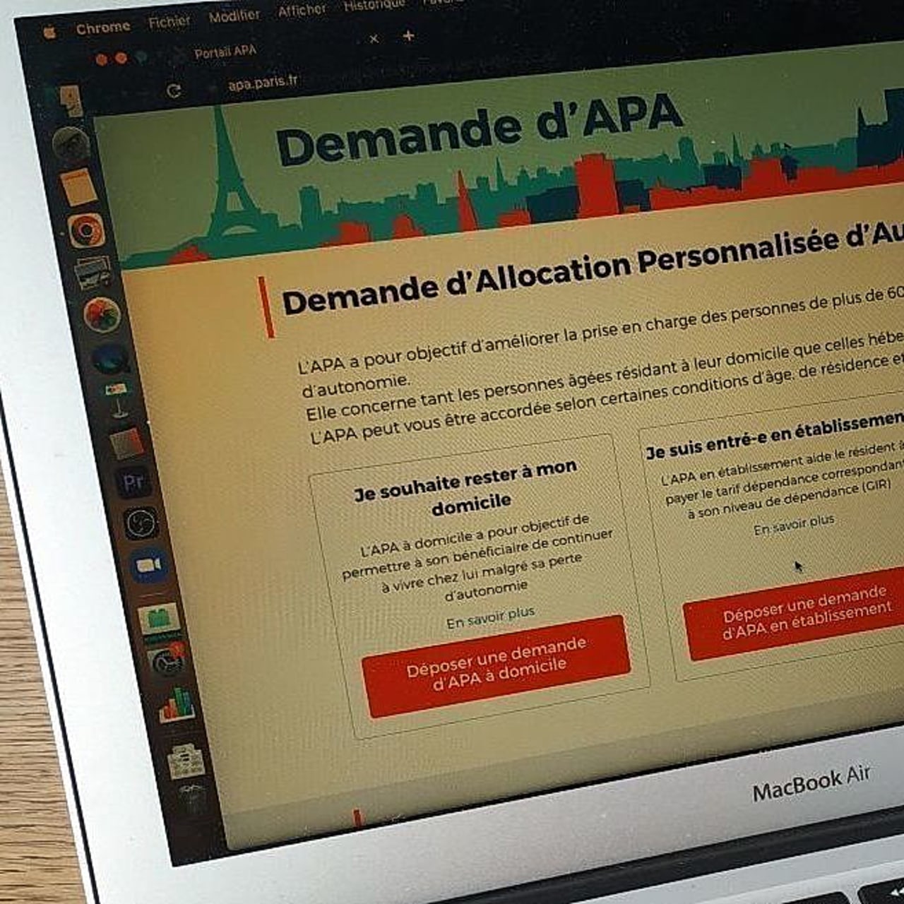 La loi Immigration — dont la promulgation est suspendue à l'avis du Conseil constitutionnel — prévoit de conditionner l'octroi de l'allocation personnalisée d'autonomie à une durée minimale de résidence de cinq ans ou d'affiliation au titre d'une activité professionnelle de trente mois. Une décision largement contestée. (Agathe Moret/Hospimedia)