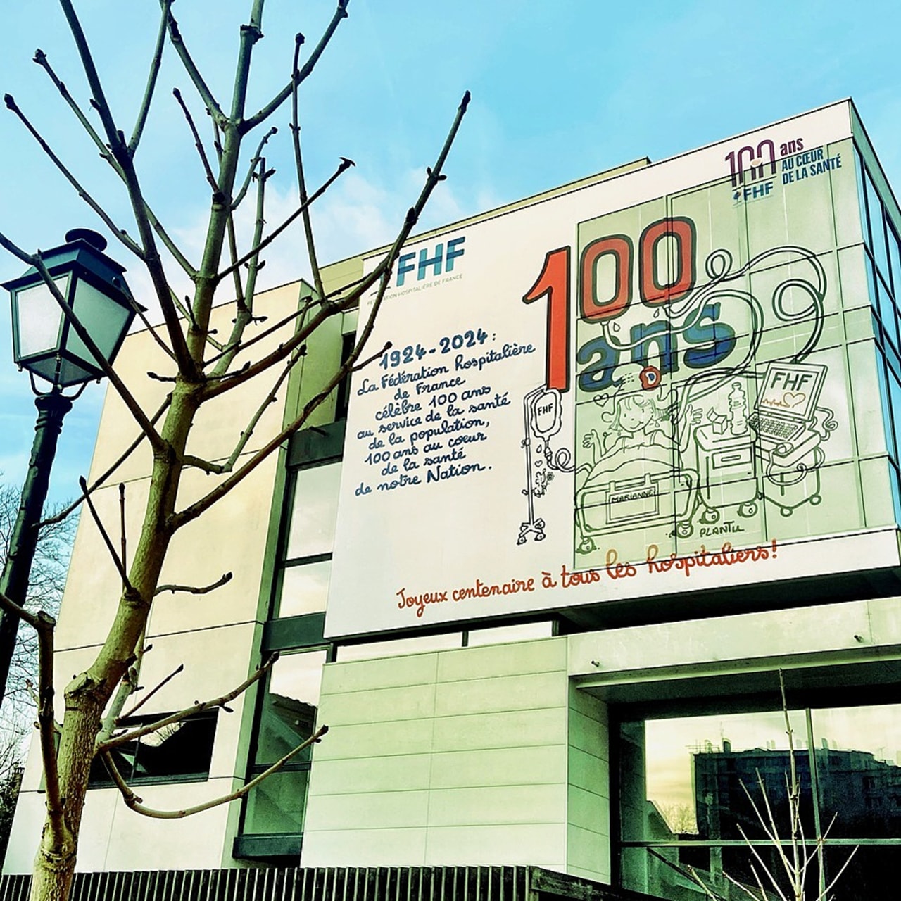 Côté festivités, la FHF célèbre son centenaire par une fresque signée du dessinateur Plantu sur la façade de son siège parisien. Côté budgétaire, les réjouissances des hospitaliers s'annoncent nettement plus froides, teintées de fortes inquiétudes sur le devenir des hôpitaux publics.  (Thomas Quéguiner/Hospimedia)