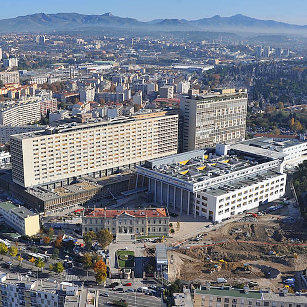 L'hôpital de la Timone fait partie des principaux sites de l'Assistance publique-hôpitaux de Marseille concernés par le programme de modernisation immobilière en cours du projet stratégique "Cap sur 2030" en voie de finalisation (AP-HM).