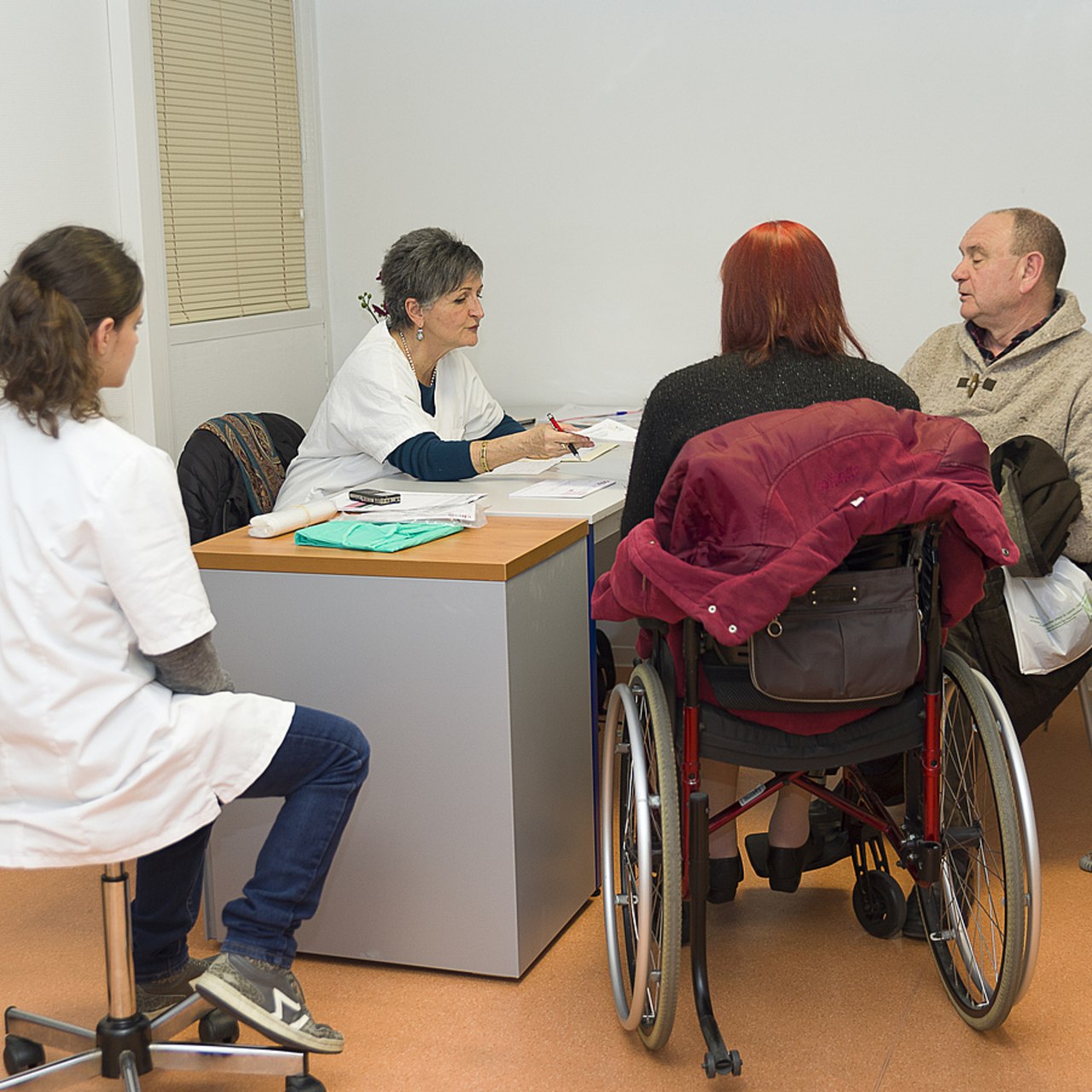 Après avoir rencontré des universitaires, des créateurs de formations de patients partenaires, des associations de patients faisant intervenir des patients partenaires, et des patients partenaires, l'ordre constate une grande hétérogénéité sur de nombreux plans (formation, recrutement, mise en place sur les territoires, etc.). (A. Noor/Image point FR/BSIP)
