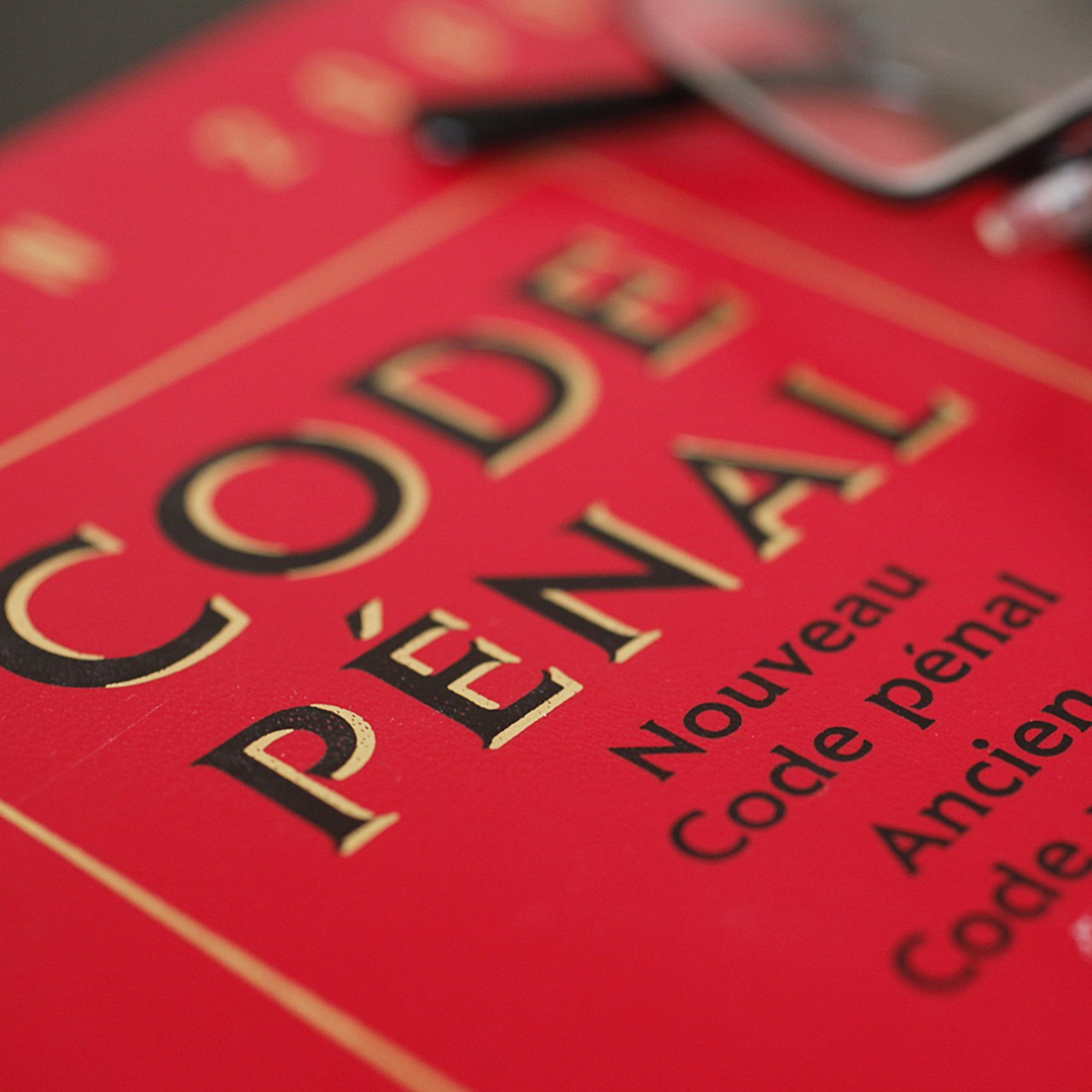 Visant à protéger les personnes vulnérables des charlatans en santé, des dispositions réprimant pénalement la provocation à l'abstention ou à l'abandon de soins ont donné lieu à des débats houleux à l'Assemblée nationale. (Godong/BSIP)