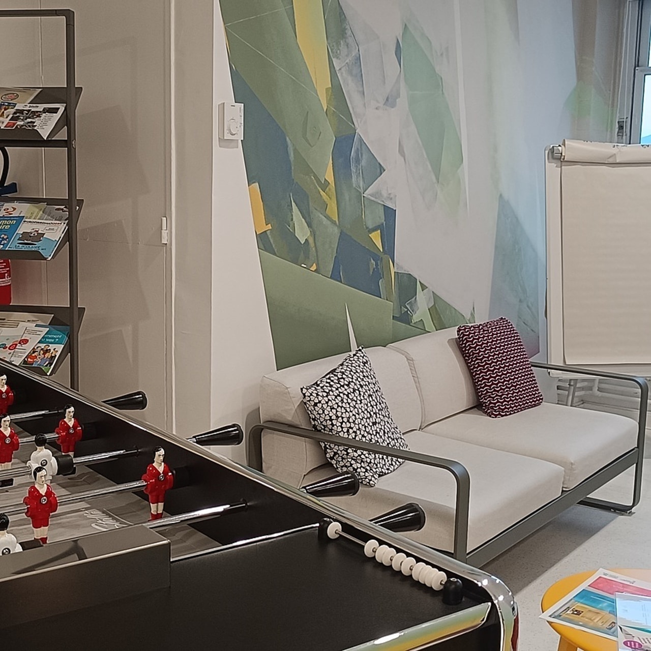 Un baby-foot à l'entrée, des fauteuils confortables… Au huitième étage de l'hôpital pour enfants de la Timone, L'Appart est un lieu qui donne envie aux jeunes d'y passer du temps. (Emmanuelle Deleplace/Hospimedia)