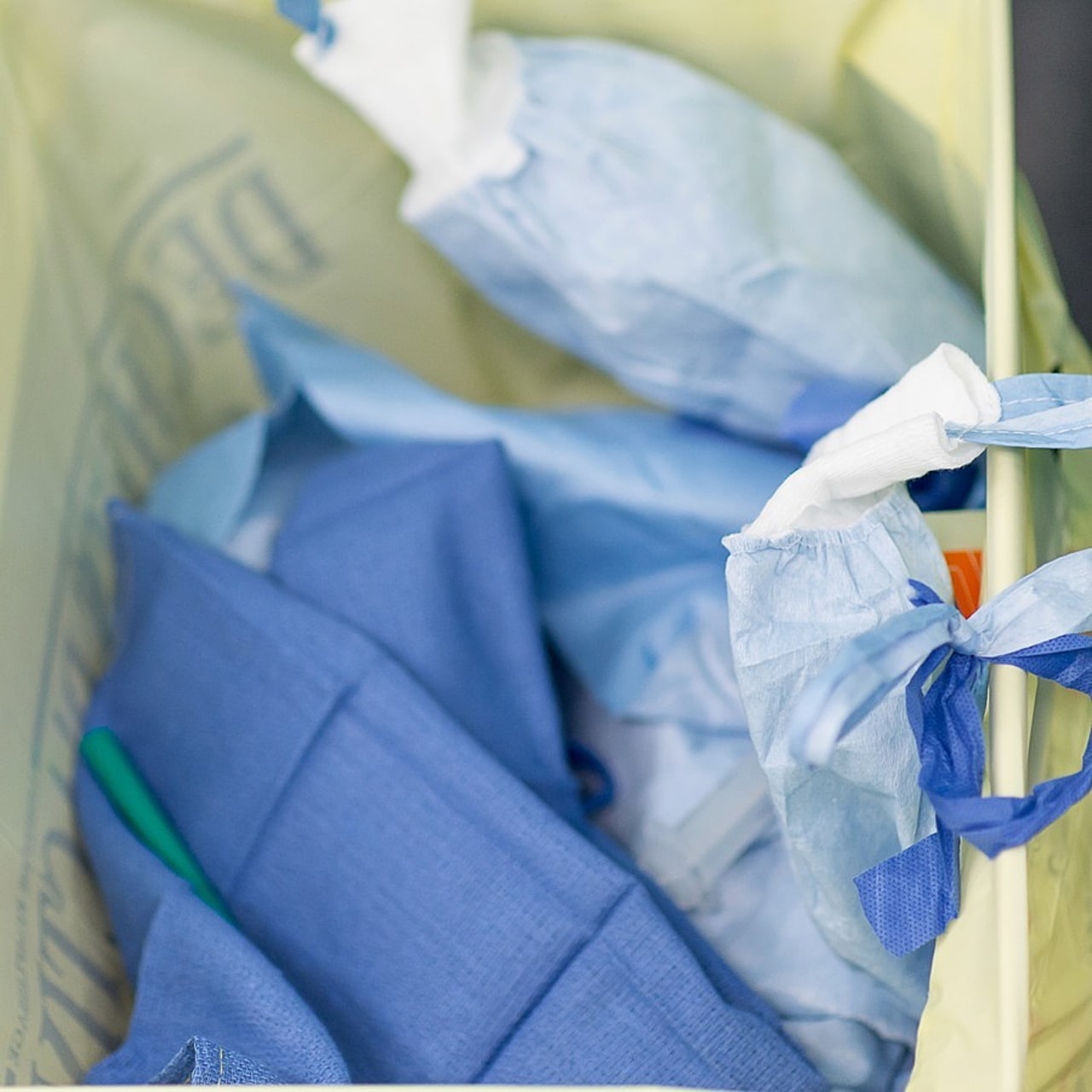 À l'AP-HP, le soin est de très loin (58%) le premier poste d'émissions de gaz à effet de serre et la tendance sur 2019-2022 est à la hausse, contrairement à l'énergie, l'alimentation, les déplacements et les déchets où les efforts entrepris portent leurs fruits. (Albane Noor/BSIP)