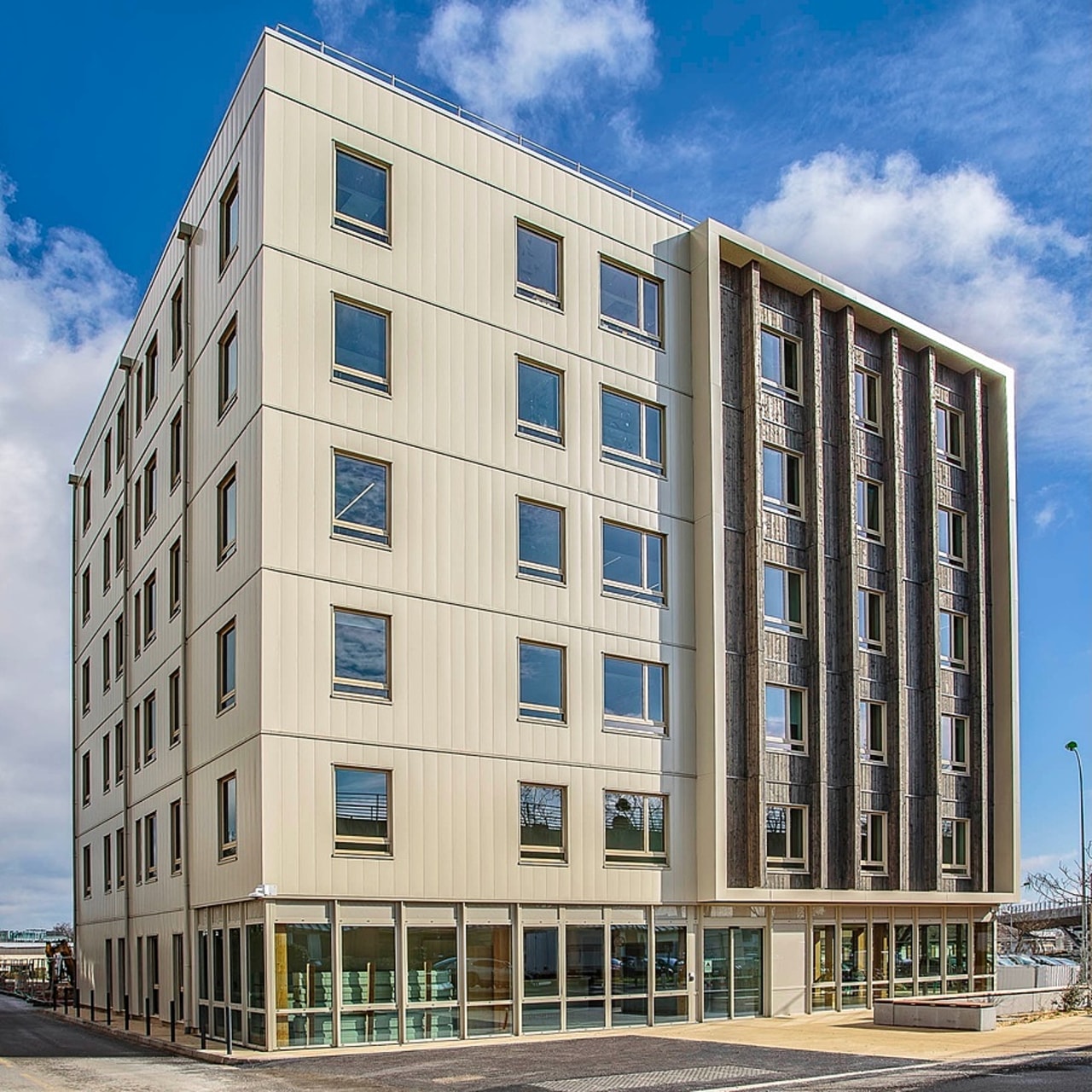D'ici l'été, les équipes de direction et le pôle santé publique emménage progressivement leur nouveau bâtiment conçu essentiellement en bois et labellisée bas carbone niveau excellence. (CHU Rennes)