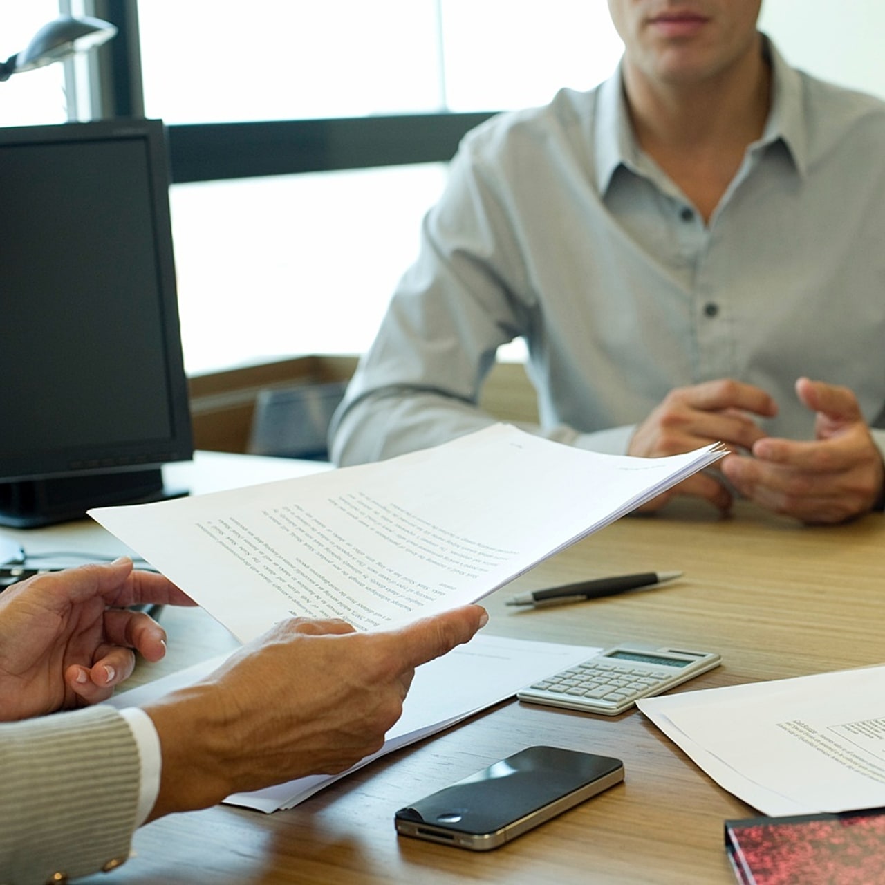 Plus question de rester dans l'ombre. À l'hôpital, la direction des affaires juridiques se revendique comme un levier de relations privilégiées avec le corps médical voire de réconciliation directions-médecins. (AltoPress/PhotoAlto/BSIP)
