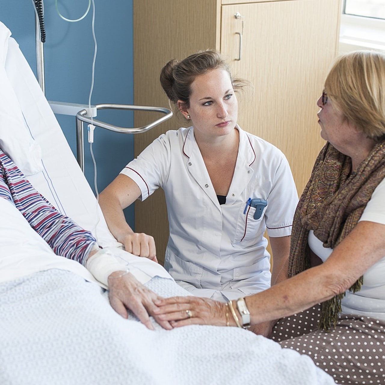 L'écoute des personnes âgées et de leur proche est un prérequis à la prise en charge. (SPL/BSIP)