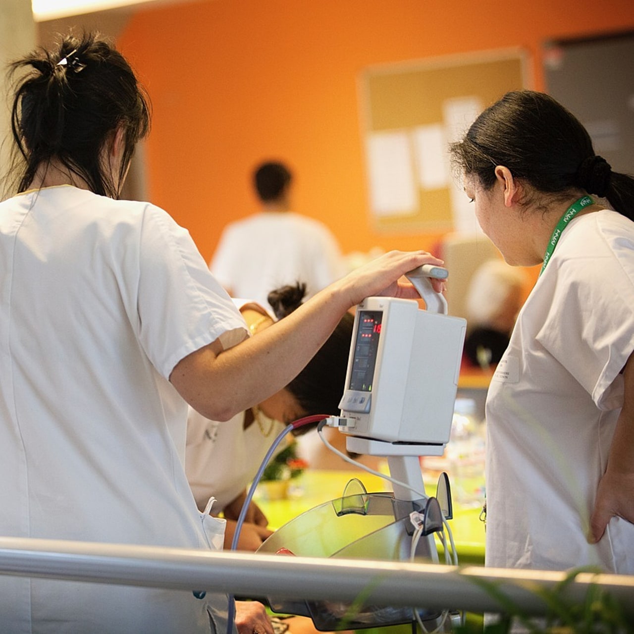 Pour les pouvoirs publics, la durée minimale d'exercice de deux ans doit entre autres permettre aux jeunes paramédicaux et sages-femmes d'acquérir une solide expérience avant d'effectuer des missions d'intérim. (Amélie Benoist/Image Point FR/BSIP)