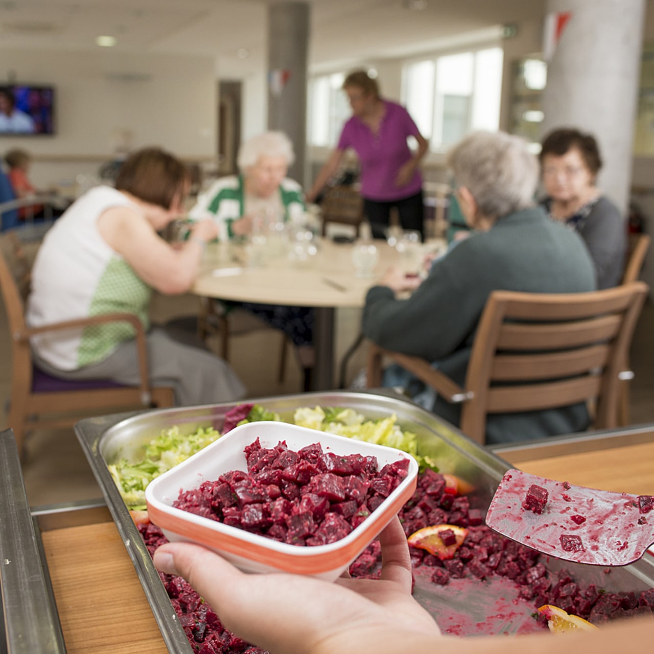 L'alimentation est le principal poste d'émissions carbone dans le médico-social et le premier levier potentiel d'amélioration. (Astier/BSIP)