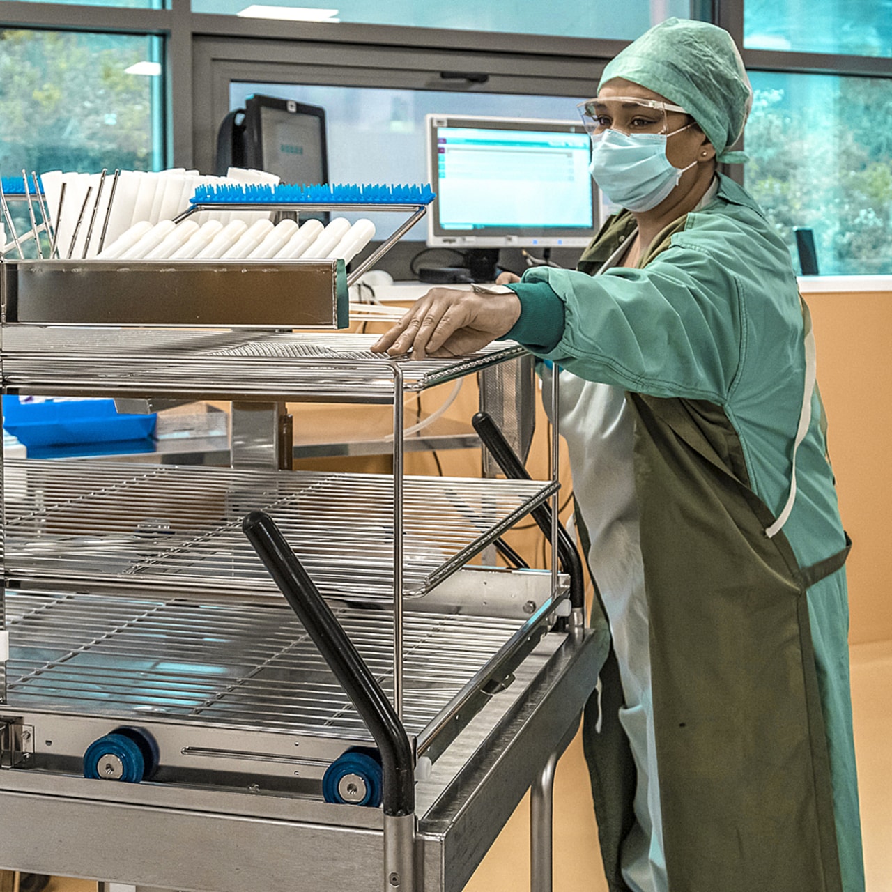 L'usage croissant des dispositifs médicaux à usage unique s'explique par une volonté de limiter les risques sanitaires mais aussi par une réduction des moyens alloués aux services de stérilisation.   (Humbert / Image point FR / BSIP)