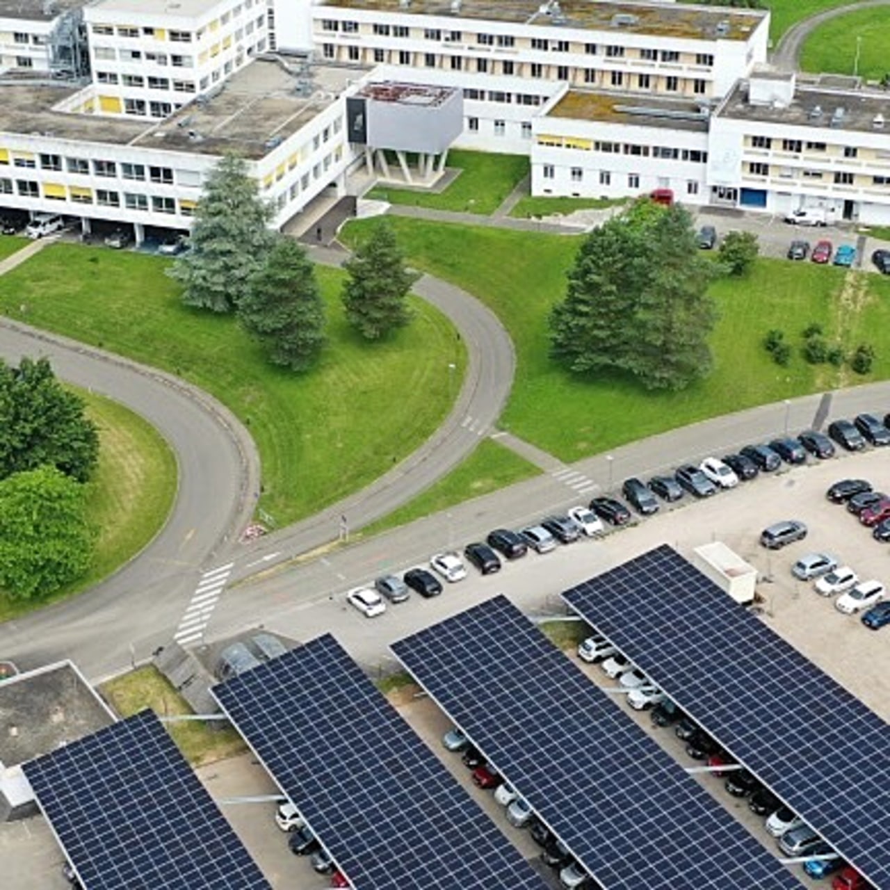 À l'été 2028, tous les parkings de plus de 1 500 m2, ce qui concerne la plupart des établissements de santé, devront disposer sur 50% de leur surface d'ombrières solaires. À défaut, une pénalité pouvant aller jusqu'à 20 000 € par an est prévue. (Idex)