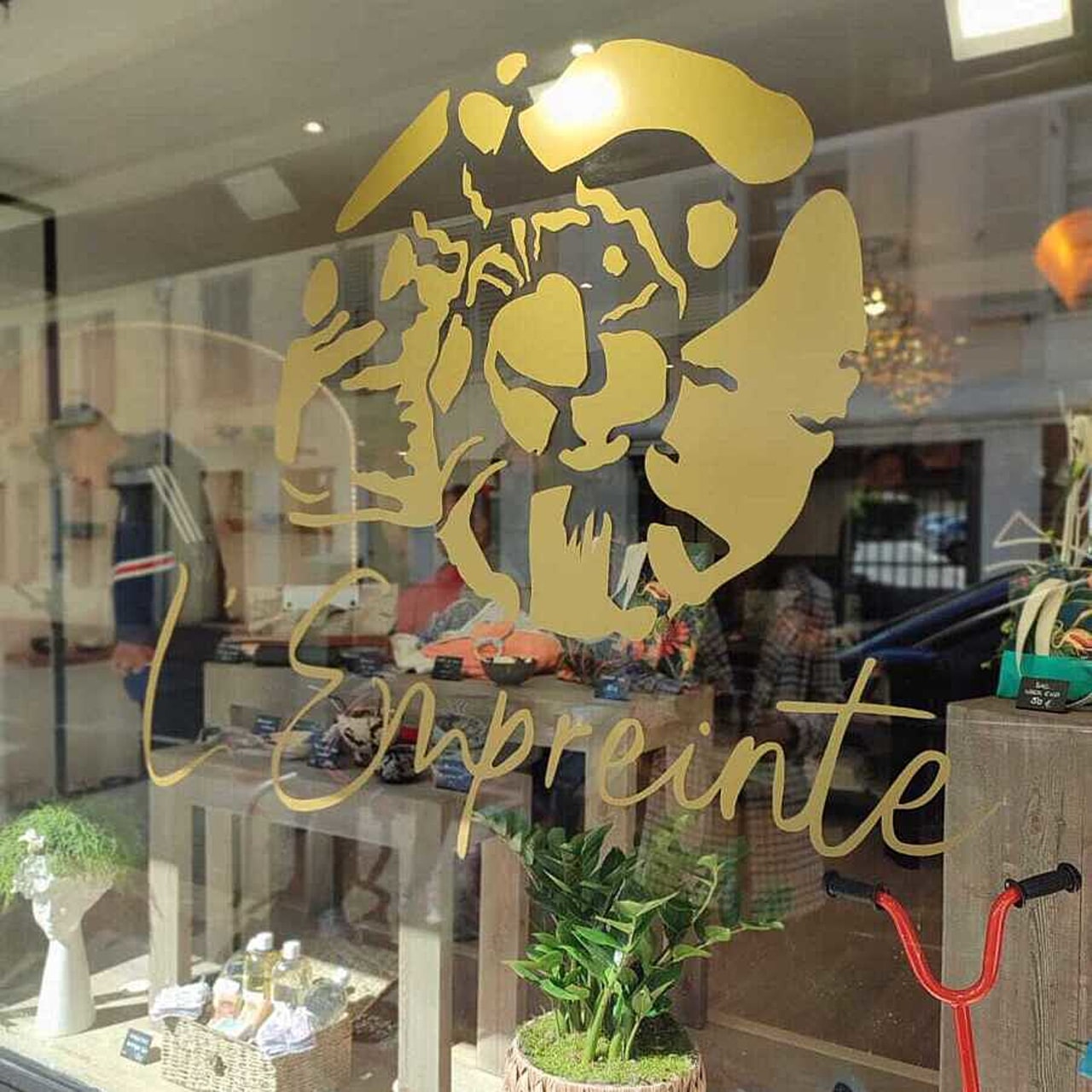 Le magasin est géré par deux travailleurs d'Esat et un moniteur d'atelier mais un encadrant de l'IME y accompagne également deux jeunes qui tournent en fonction des activités de ces derniers. (Emeline Segonds)