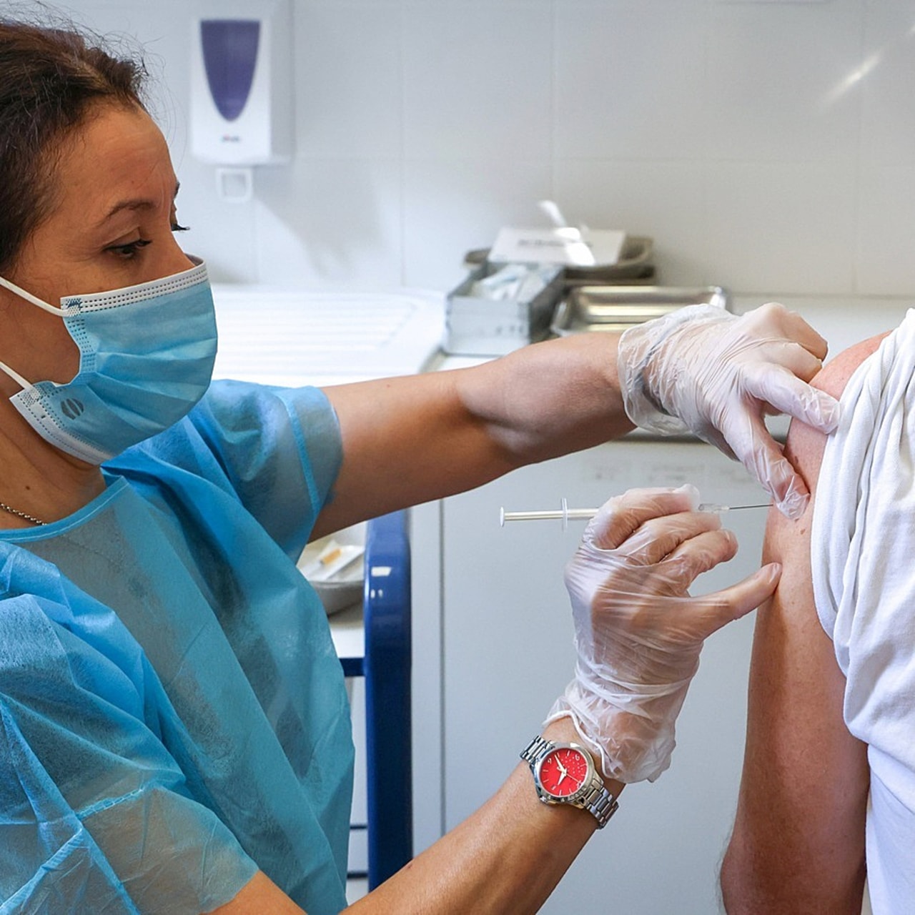 Selon une étude menée en 2019 dans les établissements de santé, la couverture vaccinale contre la coqueluche des professionnels de santé n'était que de 53,5%, grimpant à 62% chez les médecins et 70% pour les sages-femmes mais se limitant à 54% chez les infirmiers et 49% pour les aides-soignants. (Syspeo/Sipa)