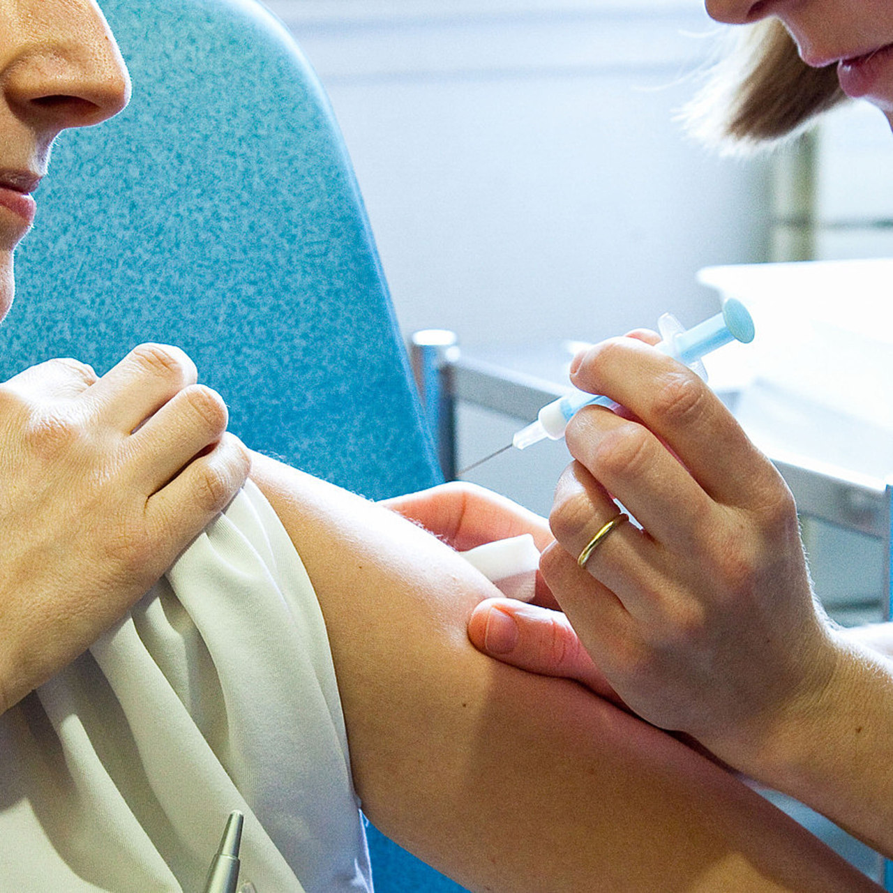 Il est de la responsabilité des établissements de santé et des établissements et services médico-sociaux d'organiser des sessions de vaccination des professionnels sur site, voire service ou unité au plus près de leur activité. (Voisin/Phanie)