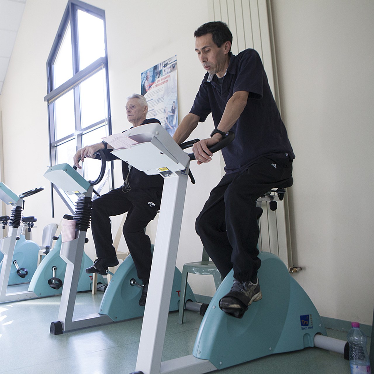 Lors de leur venue en hôpital de jour pour leur première cure, les patients étaient invités, après validation de leur médecin, à pédaler sur un vélo d'intérieur dans l'heure qui précédait l'administration du traitement. (Améline Benoist/Image Point FR/BSIP)
