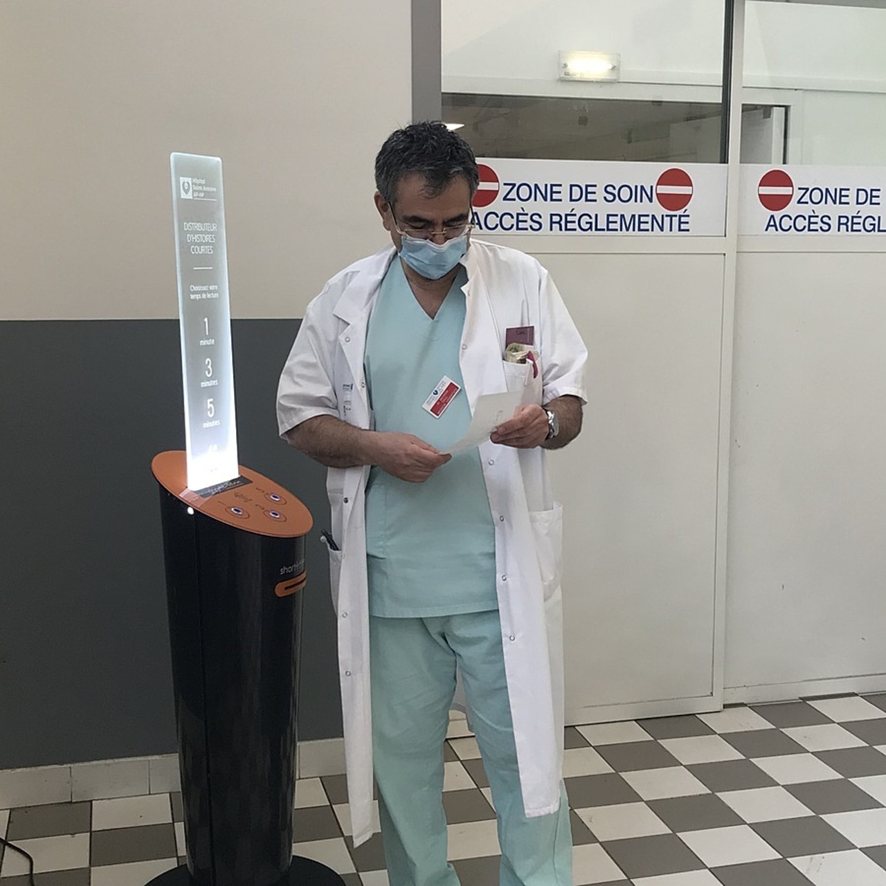 Le distributeur d'histoires courtes est une borne qui imprime gratuitement, à la demande et en aléatoire, des histoires courtes, à lire sur place ou à emporter. Le patient ou le professionnel choisit son temps de lecteur (1,3 ou 5 minutes). Les histoires sont classées selon diverses collections thématiques. (Short Édition).