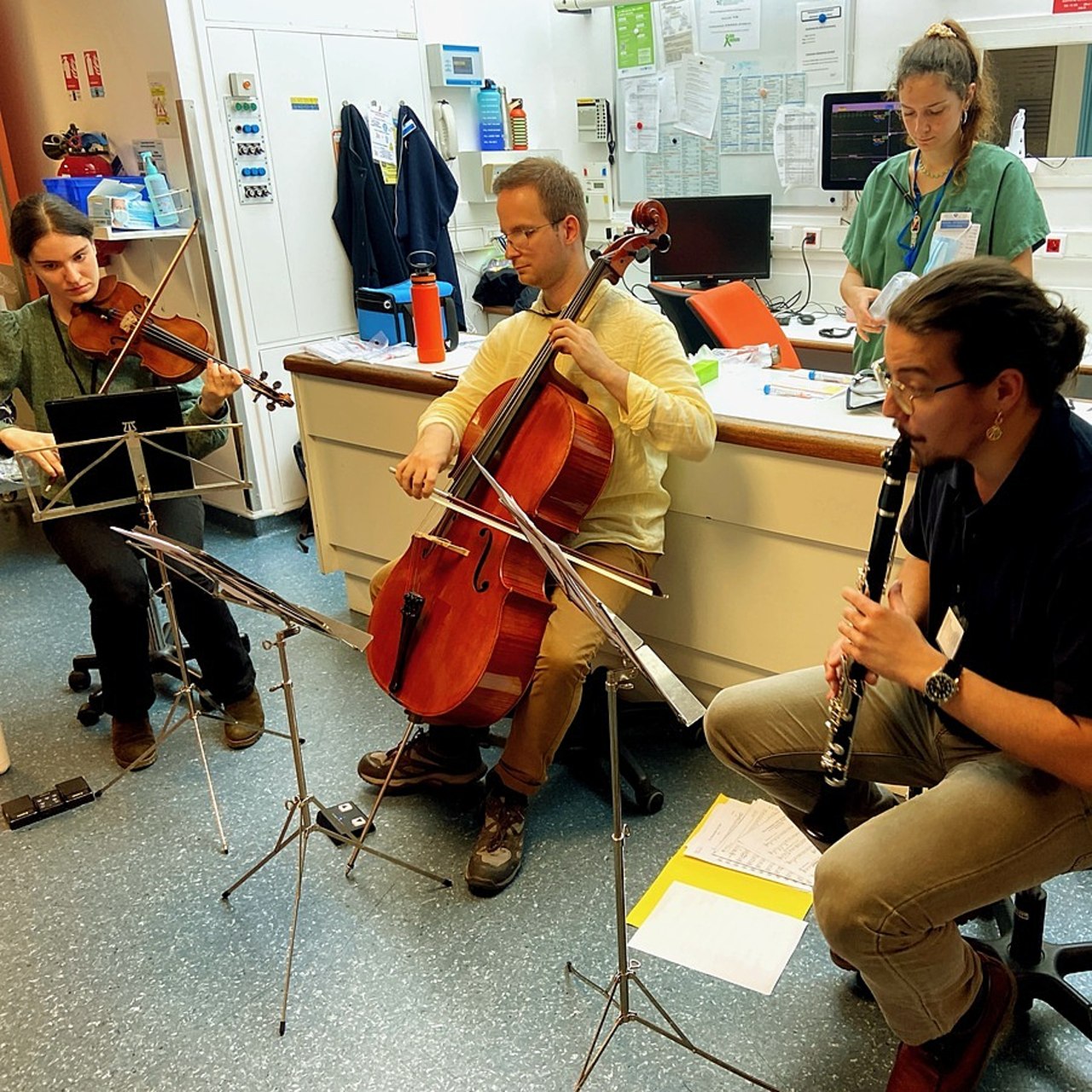 Une parenthèse musicale. Trois étudiants du Conservatoire à rayonnement régional de Paris jouent une heure durant au cœur du service de médecine intensive et de réanimation de l'hôpital Cochin, à deux pas du poste soignants. (Thomas Quéguiner/Hospimedia)