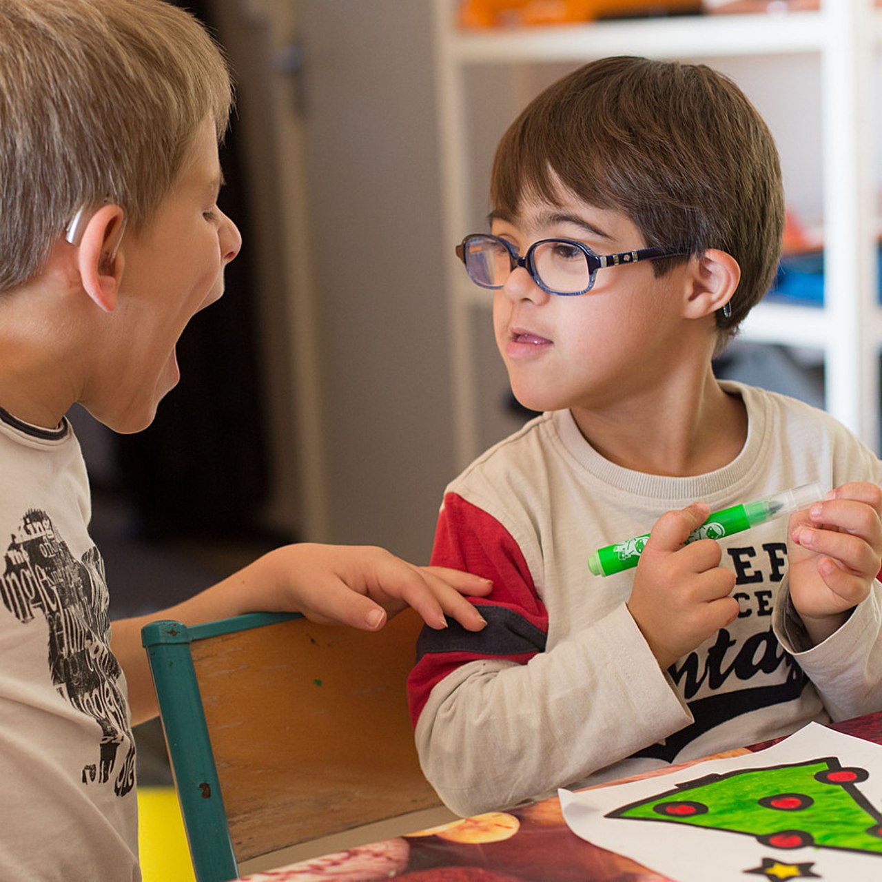 Pas assez complexes pour bénéficier de dispositifs dédiés mais trop lents pour suivre le programme, les enfants en situation de handicap intellectuel feraient-ils les frais de l'école inclusive ? (Burger/Phanie)
