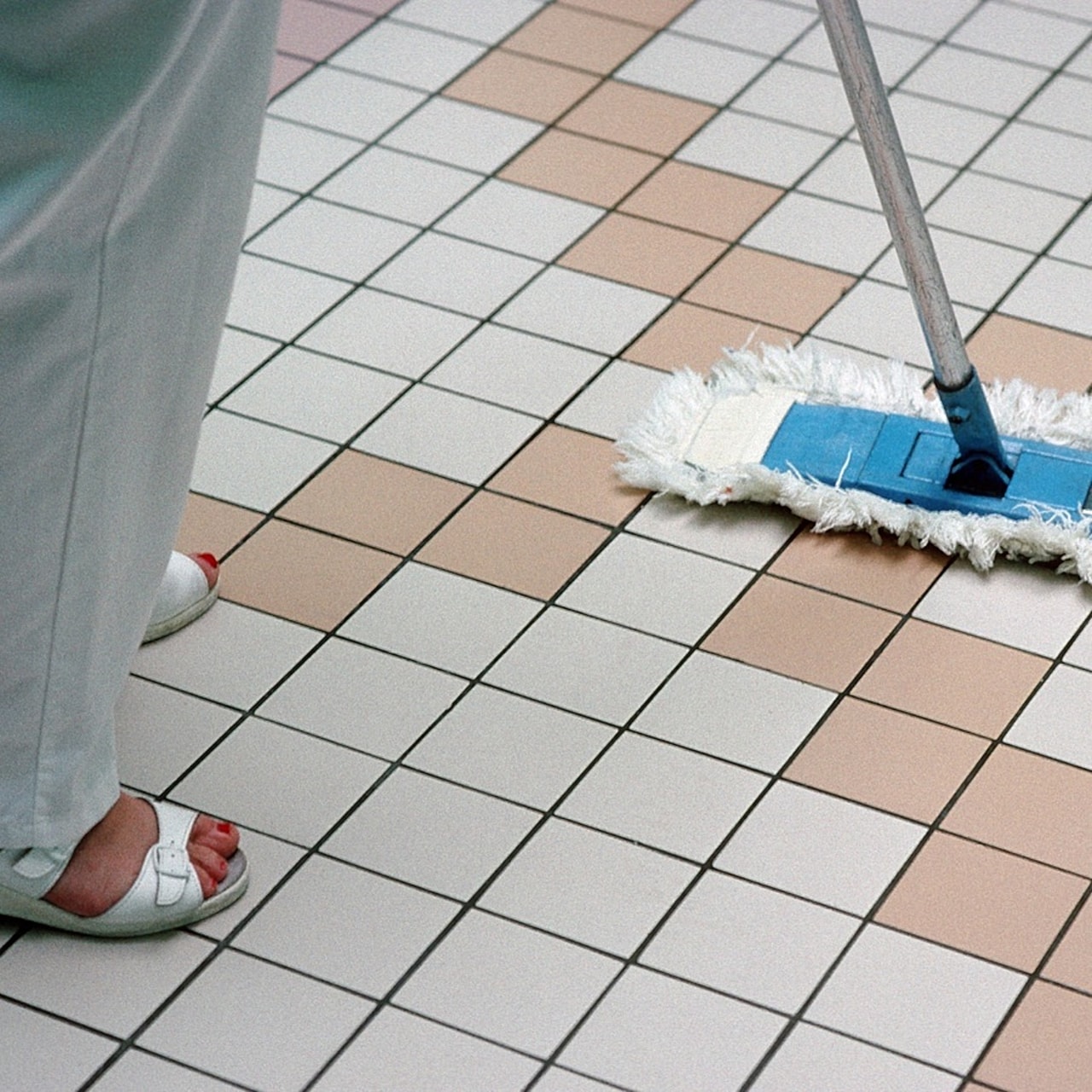 Il est possible d'expérimenter l'usage des eaux grises (issues des douches, des baignoires, des lavabos et des lave-linge) et des eaux issues des piscines à usage collectif pour le lavage des sols en intérieur dans les hôpitaux et Ehpad. (Burger/Phanie)