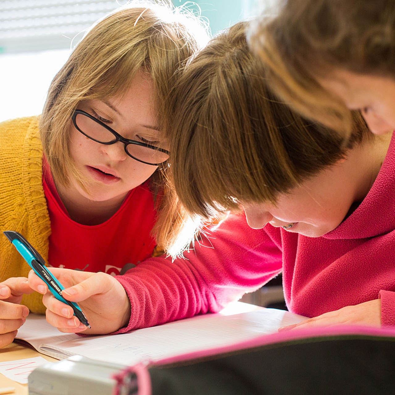 436 085 élèves en situation de handicap, tous handicaps confondus, ont été accueillis à l'école en 2024, contre 155 000 seulement en 2006. (Burger/Phanie