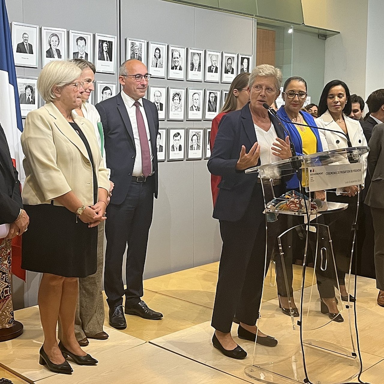 La ministre de la Santé et de l'Accès aux soins Geneviève Darrieussecq (au pupitre) expose ses premières priorités, avant de passer le relais au nouveau ministre des Solidarités et de l'Autonomie Paul Christophe (en arrière-plan). (Caroline Cordier / Hospimedia)