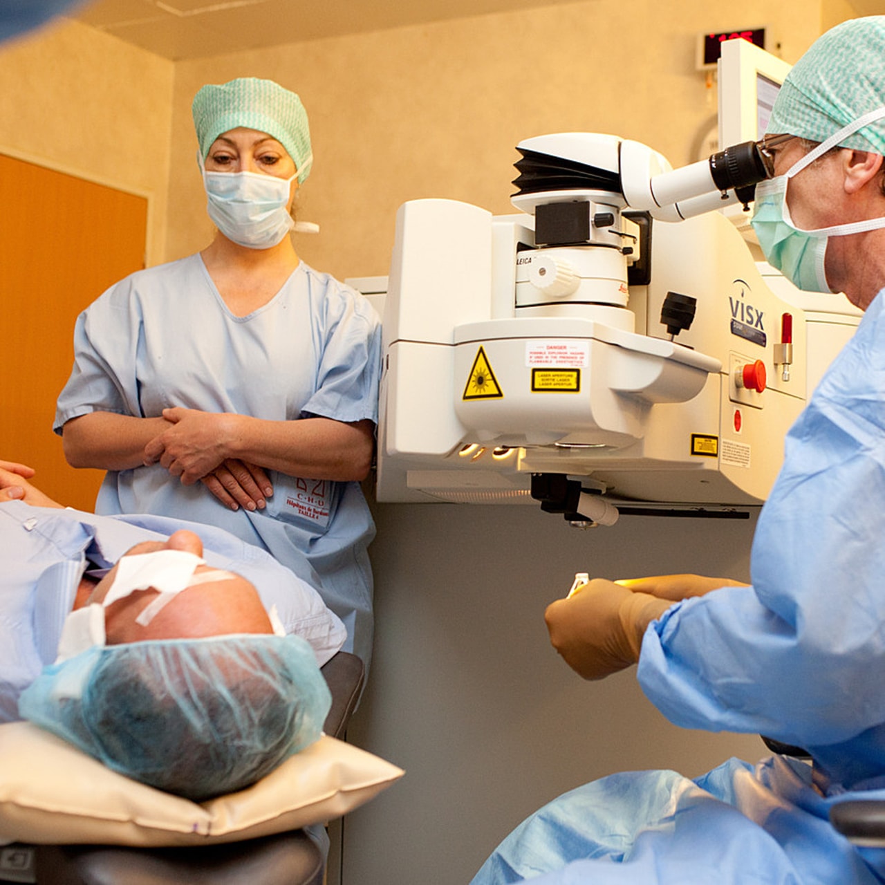 La chirurgie ophtalmologique dépasse largement la cible de 80% de chirurgie ambulatoire, ce qui n'est pas le cas d'autres pratiques. Un guide propose des pistes pour accélérer les actions en établissement de santé pour y parvenir. (Burger/Phanie)