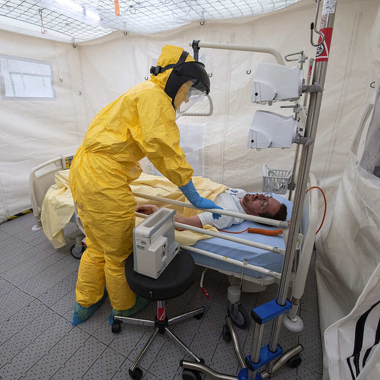 Des formations sont organisées pour que les hospitaliers maîtrisent l'habillage avec des équipements de protection individuelle, les procédures spécifiques de prise en charge du patient et les procédures de bionettoyage. (Catherine Jouannet/CHU d'Angers)