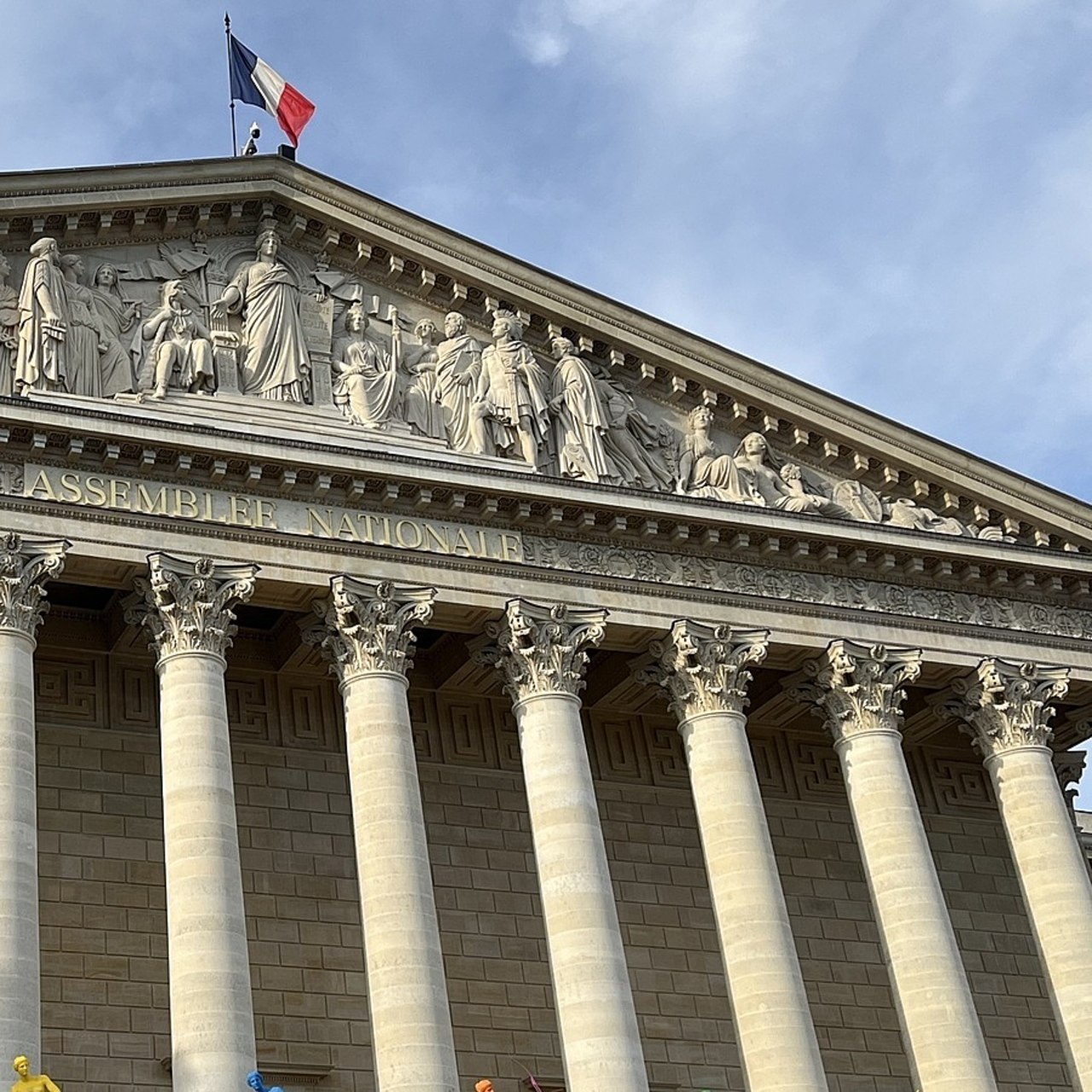 La ministre de la Santé et de l'Accès aux Soins, Geneviève Darrieussecq, et le ministre des Solidarités, de l’Autonomie, Paul Christophe, tentent de rassurer en commission. (Caroline Cordier/Hospimedia)