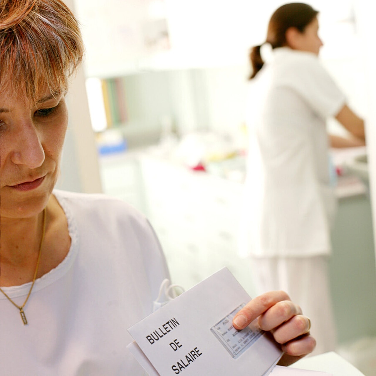 Chaque année, à compter de 2025, les établissements de plus de cinquante agents de la fonction publique hospitalière devront publier leur index des écarts de rémunération entre les femmes et les hommes. (Burger/Phanie)