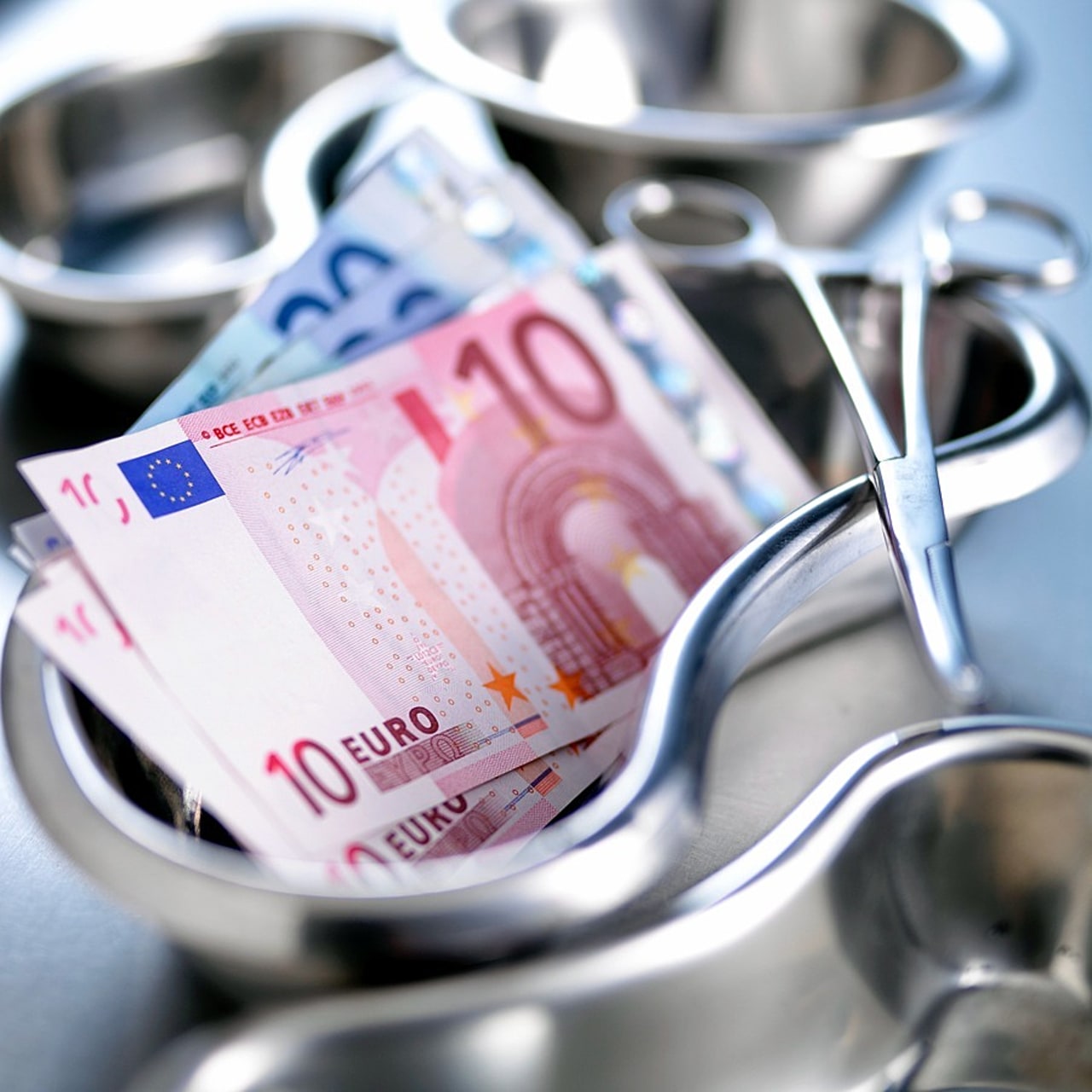 Les hôpitaux et cliniques à "risque imminent" de rupture de trésorerie vont se répartir une "aide ponctuelle d'urgence" de près de 130 M€. Objectifs : garantir le versement des salaires et tenir les délais de paiement. (SPL/Adam Gault/BSIP)