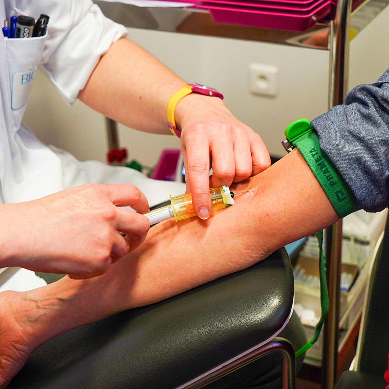 La biopsie liquide se base sur une simple prise de sang, mais le financement des examens nécessaires derrière est un des enjeux d'avenir en matière d'accès à l'innovation dans la lutte contre le cancer. (Tremelet/Image Point FR/BSIP)