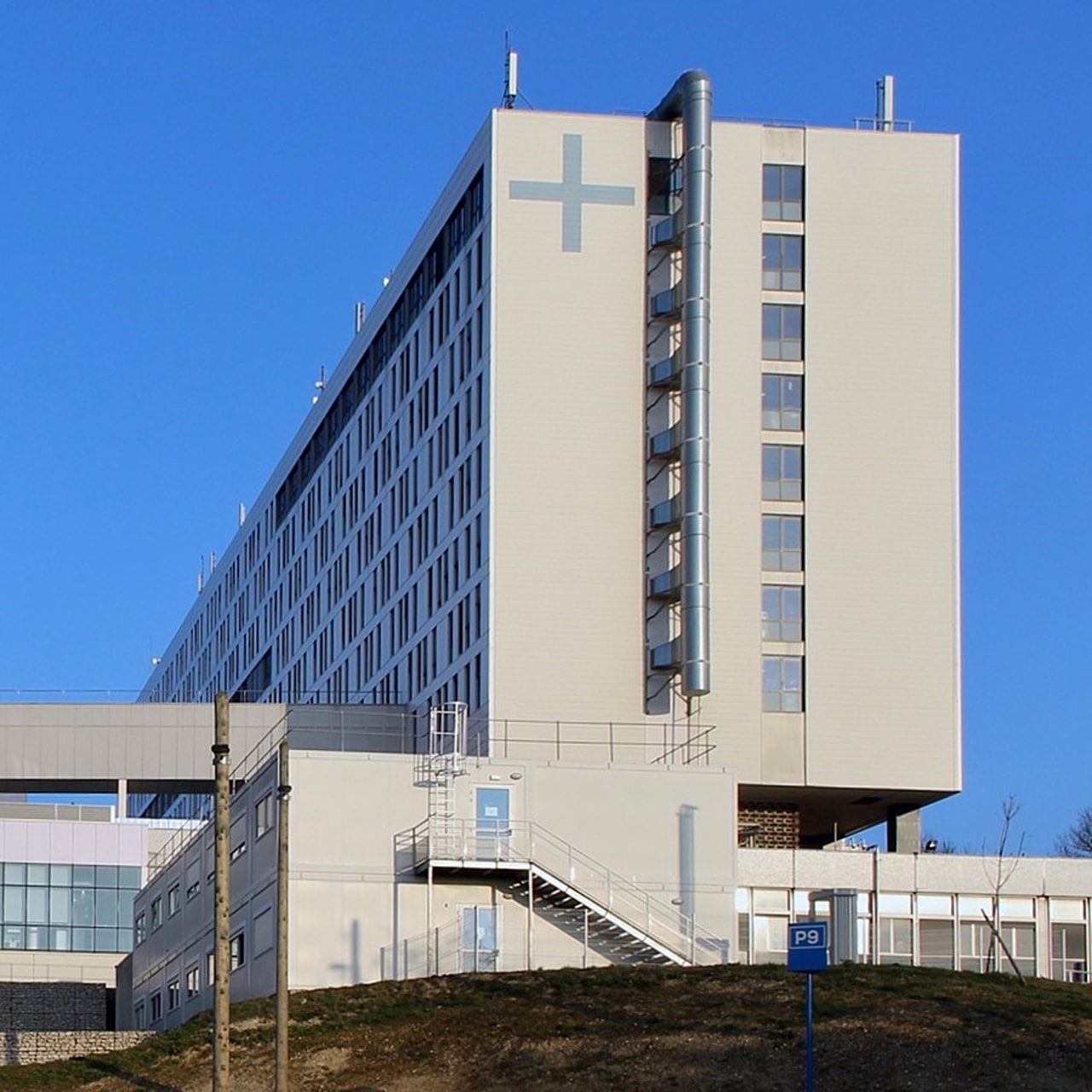 La décision d'ouvrir en 2013 un pôle femme-enfants en applique du bâtiment principal de l'hôpital de Villeneuve-Saint-Georges pour un coût de 150 M€ a entraîné cinq ans plus tard celle de rénover le monobloc plutôt que d'envisager une reconstruction. (CHIV)