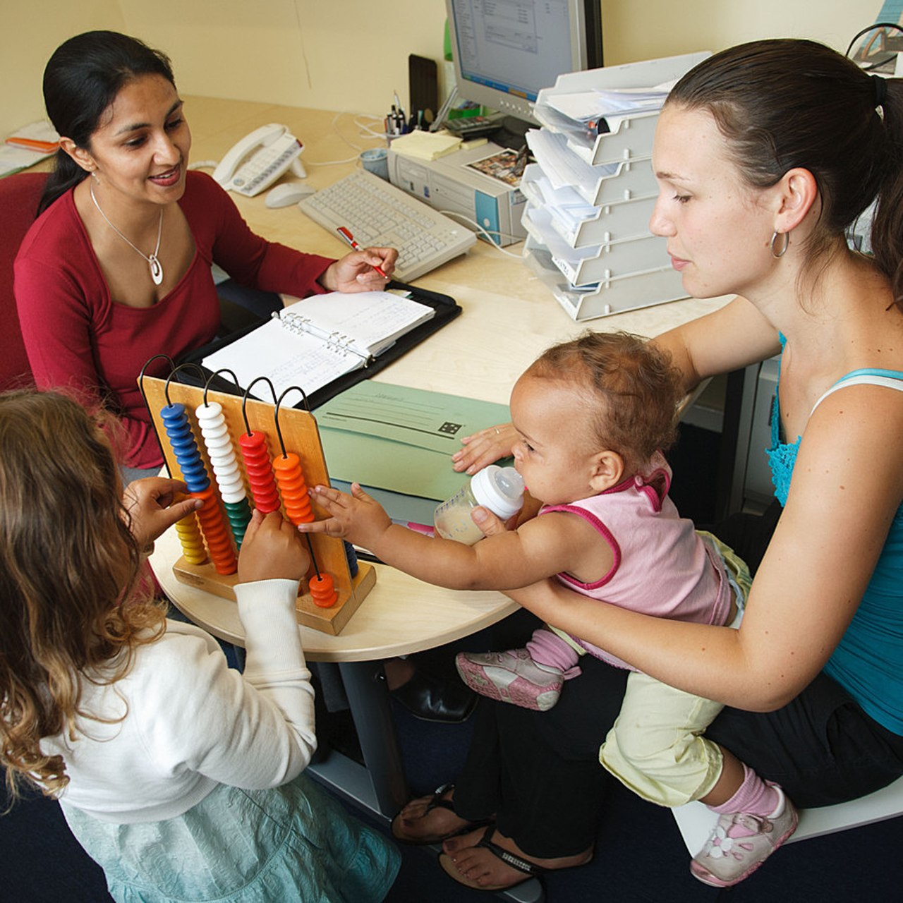 Les médiateurs en santé peuvent recevoir en consultation sans blouse blanche et dans une démarche d'accompagnement holistique. (John Birdsall/BSIP)