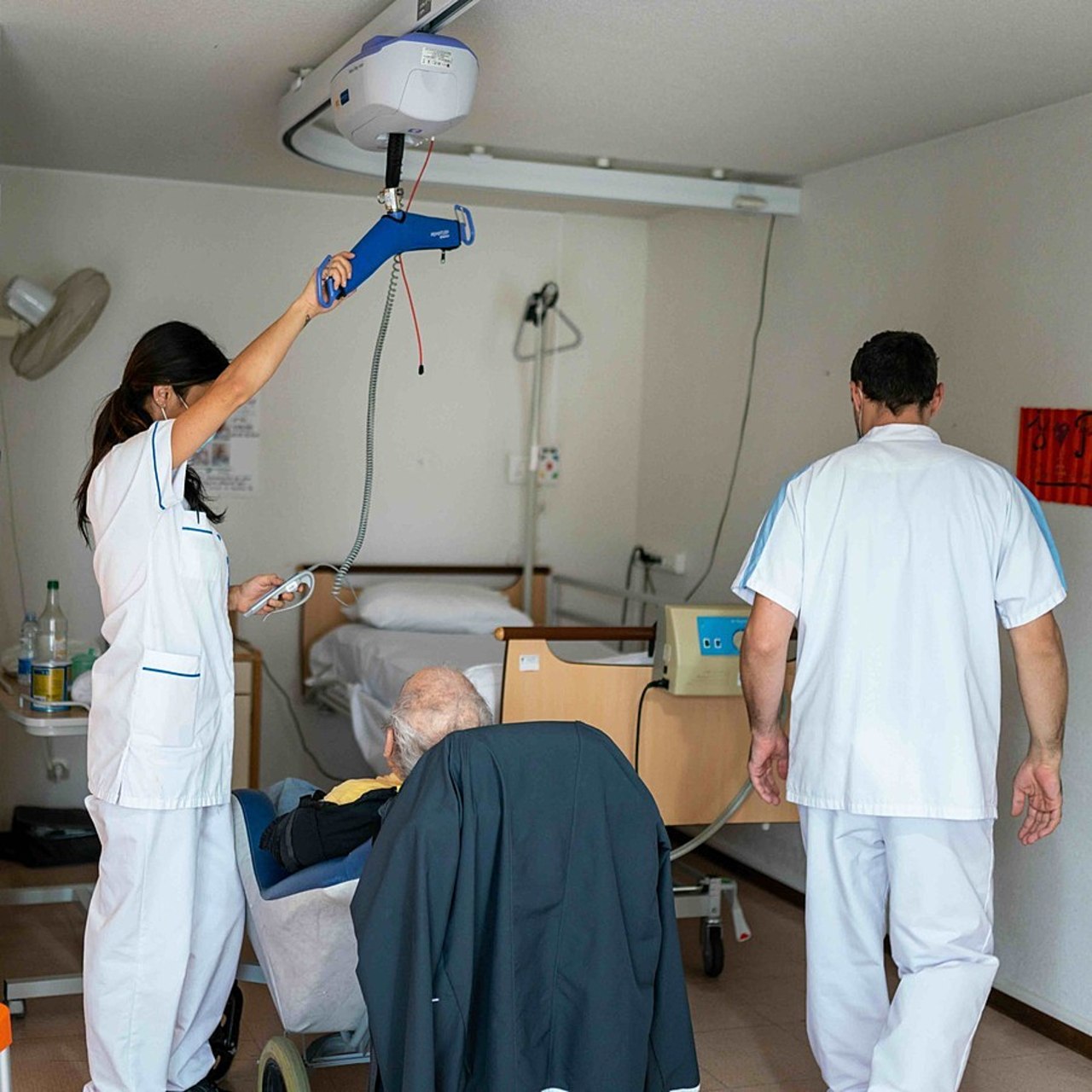 Les professionnels auprès des personnes âgées doivent être motivés pour rester fidèle à leur emploi. (Morcillo/BSIP)