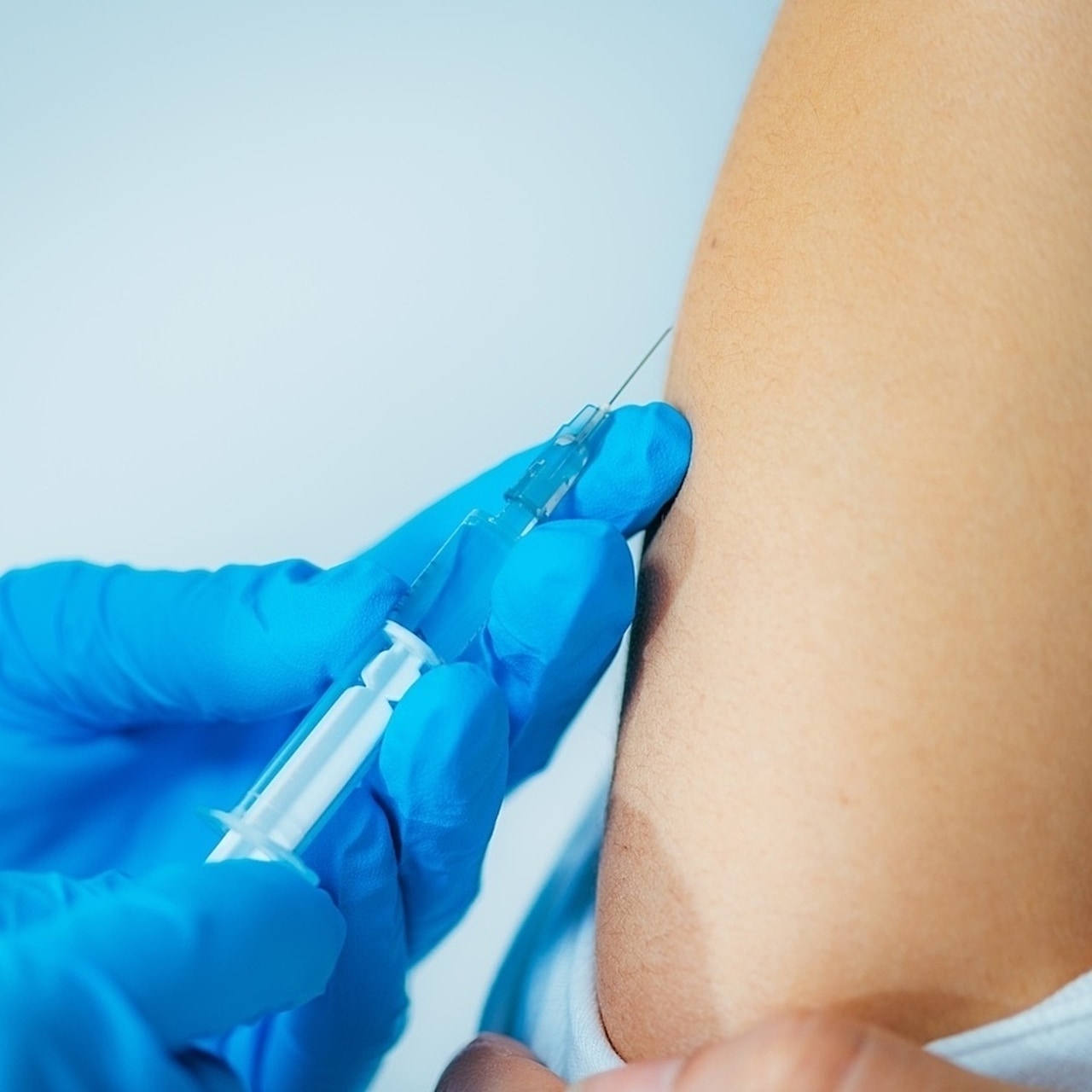 Pratiquer l'acte de vaccination contre la grippe ou le Covid est désormais possible pour les préparateurs en pharmacie hospitalière, sous le contrôle d'un pharmacien. (SPL/BSIP)