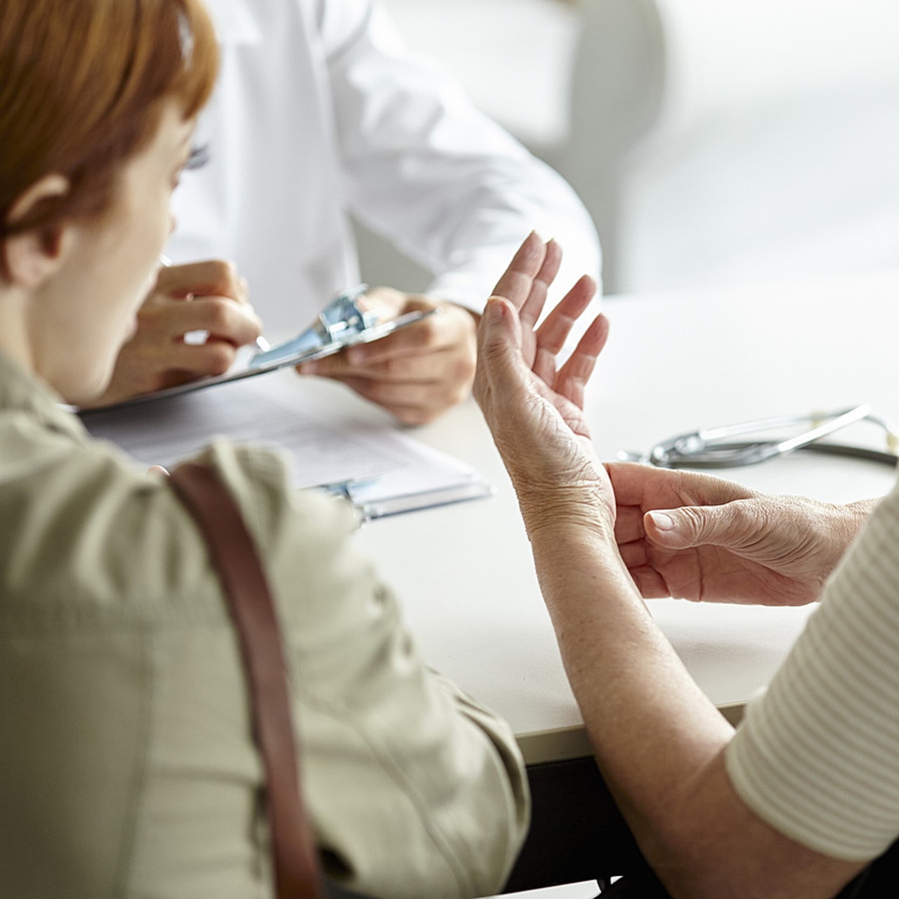 D'après l'étude de consultations enregistrées, le sujet de la mort est principalement abordé de façon indirecte par le patient, souvent en faisant référence à un proche décédé, mais la réponse de l'oncologue évite le sujet. (Altopress/Photoalto/BSIP)