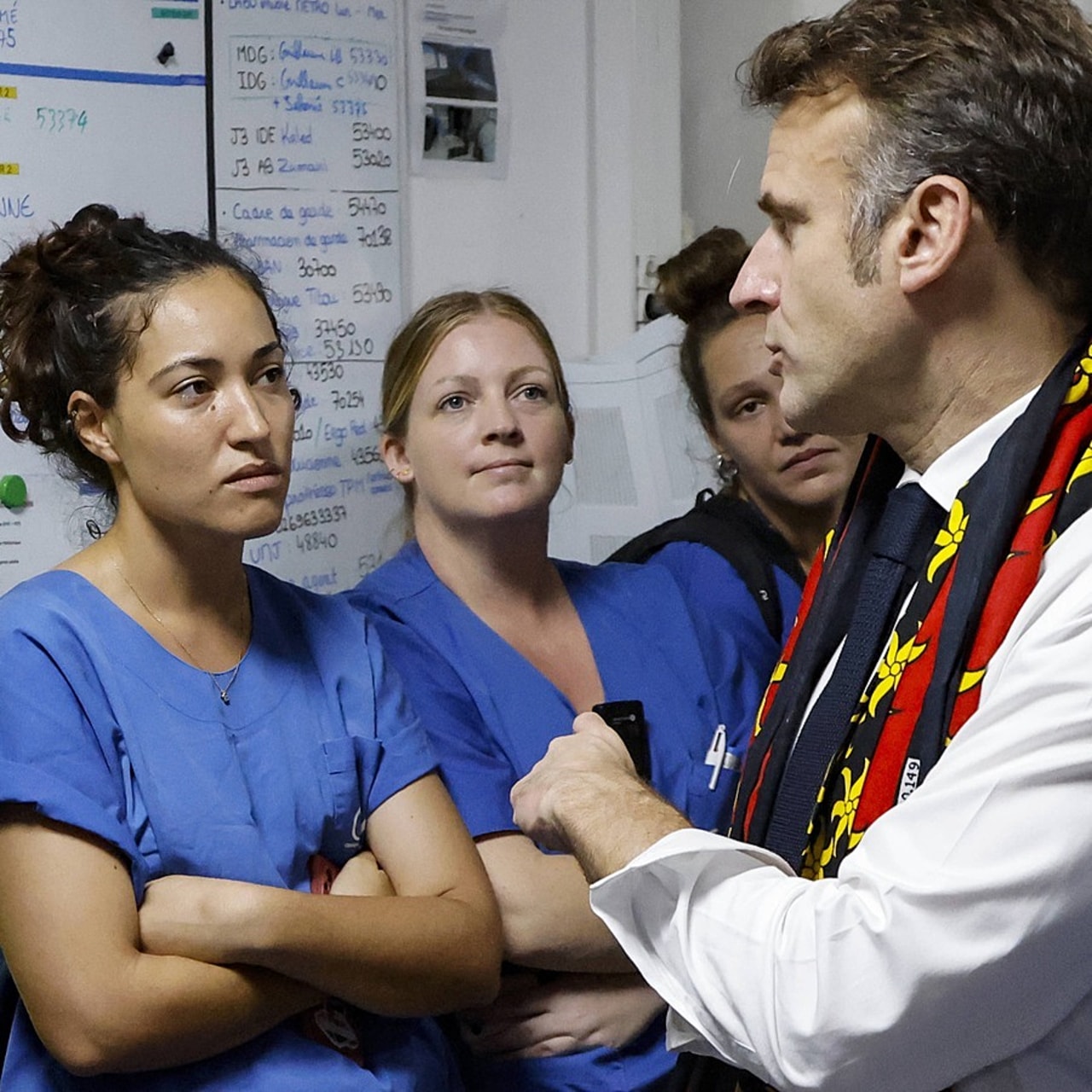Depuis Mayotte, Emmanuel Macron est allé à la rencontre des soignants de l'hôpital, ravagé par le cyclone. Une journée de deuil national se déroulera ce 23 décembre et l'état de calamité naturelle exceptionnelle a été déclaré. (Ludovic Marin-Pool/Sipa)