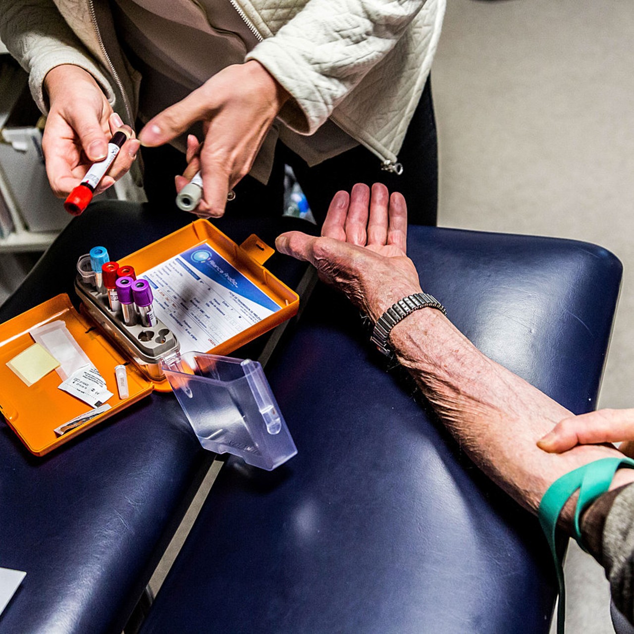 L'accord signé entre les syndicats et la Caisse nationale d'assurance maladie prévoit d'engager un programme de travail sur les évolutions des missions de santé publique des biologistes, autour de la prévention et du dépistage. (Garo/Phanie)