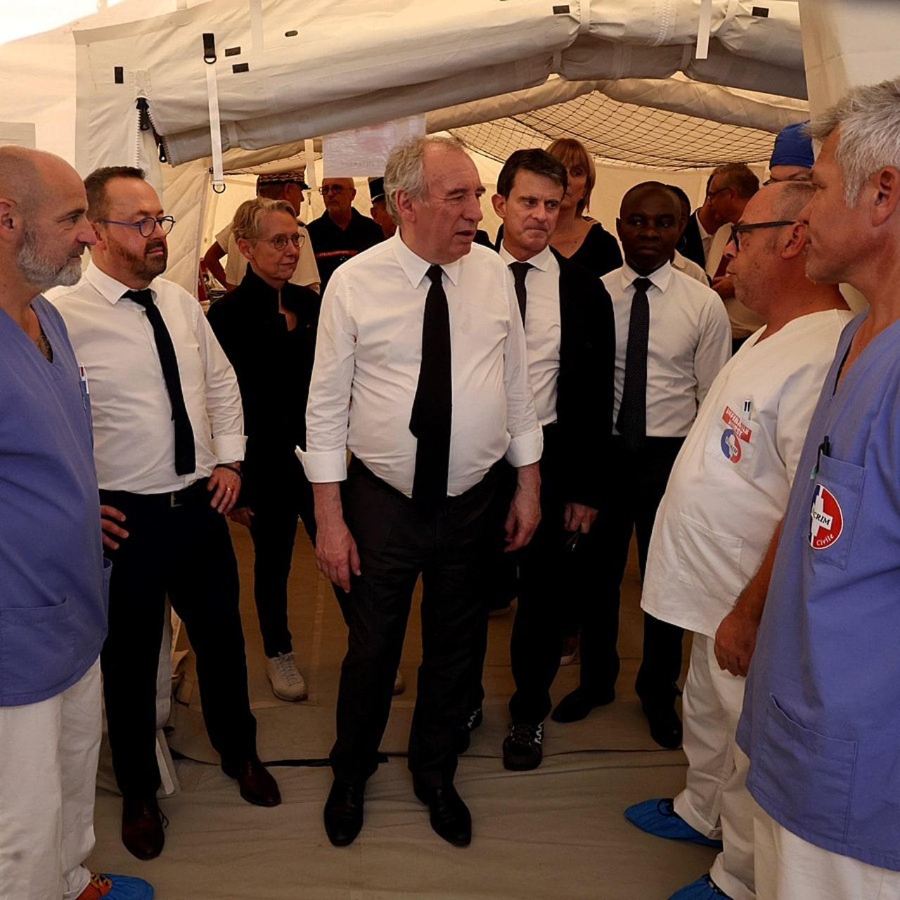 Aux côtés de son ministre de la Santé, Yannick Neuder, et de son homologue pour les Outre-mer Manuel Valls, le Premier ministre a profité de son déplacement à Mayotte pour visiter l'hôpital de campagne installé sur un stade de Mamoudzou. Il a vu passer un millier de patients depuis le 24 décembre. (Alain Robert/Sipa)