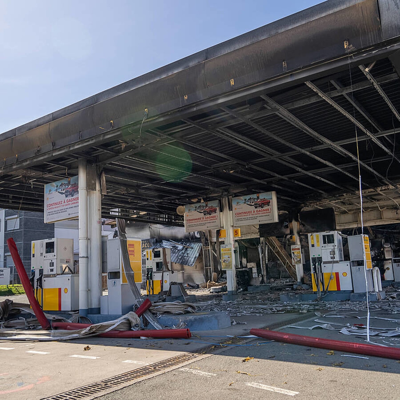 Les émeutes ont été marquées par des incendies volontaires de stations-service ou de magasins, compliquant le travail des professionnels de santé intervenant pour des soins palliatifs à domicile. (Nicolas Job/Sipa)