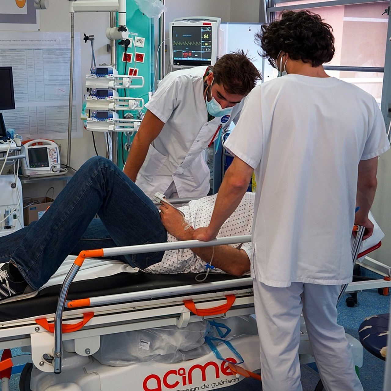 Qu'il s'agisse des personnels médicaux ou paramédicaux, le bornage des deux ans de travail préalable avant d'être autorisé à effectuer de l'intérim ne s'appliquera qu'aux seuls professionnels diplômés après le 1er janvier 2023. (Tremelet/Image Point FR/BSIP)