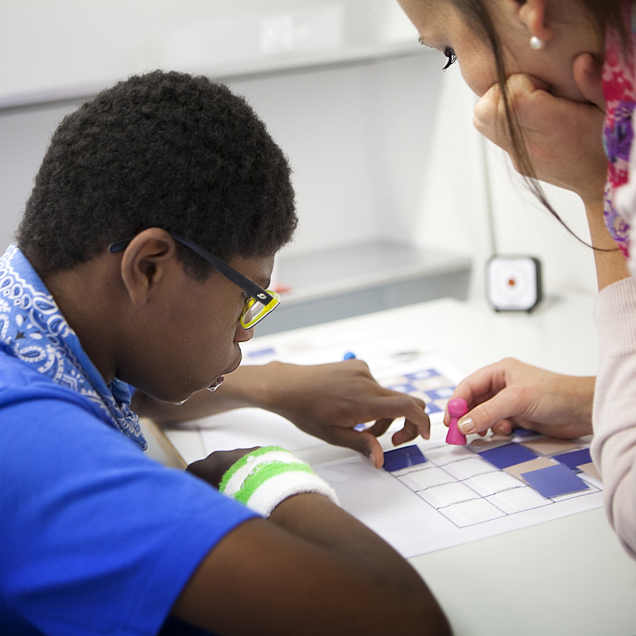Selon le rapporteur Olivier Paccaud, le nombre d'AESH a été multiplié "par quatre" depuis 2017, "pour atteindre bientôt 135 000. (Amélie Bennoist/Image point FR/BSIP)