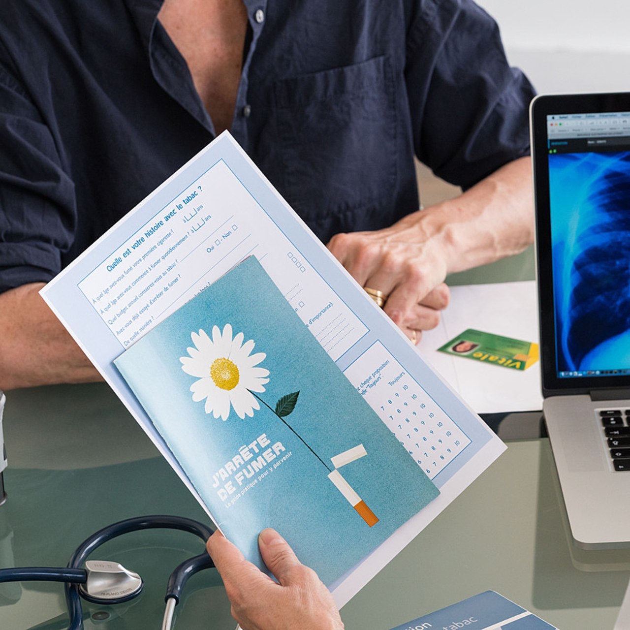 Pour le président de la Mission interministérielle de lutte contre les drogues et les conduites addictives, Nicolas Prisse, une attention doit être portée en particulier à la santé des femmes, dont la vulnérabilité est par exemple "accrue face à certaines pathologies liées au tabac". (Voisin/Phanie)