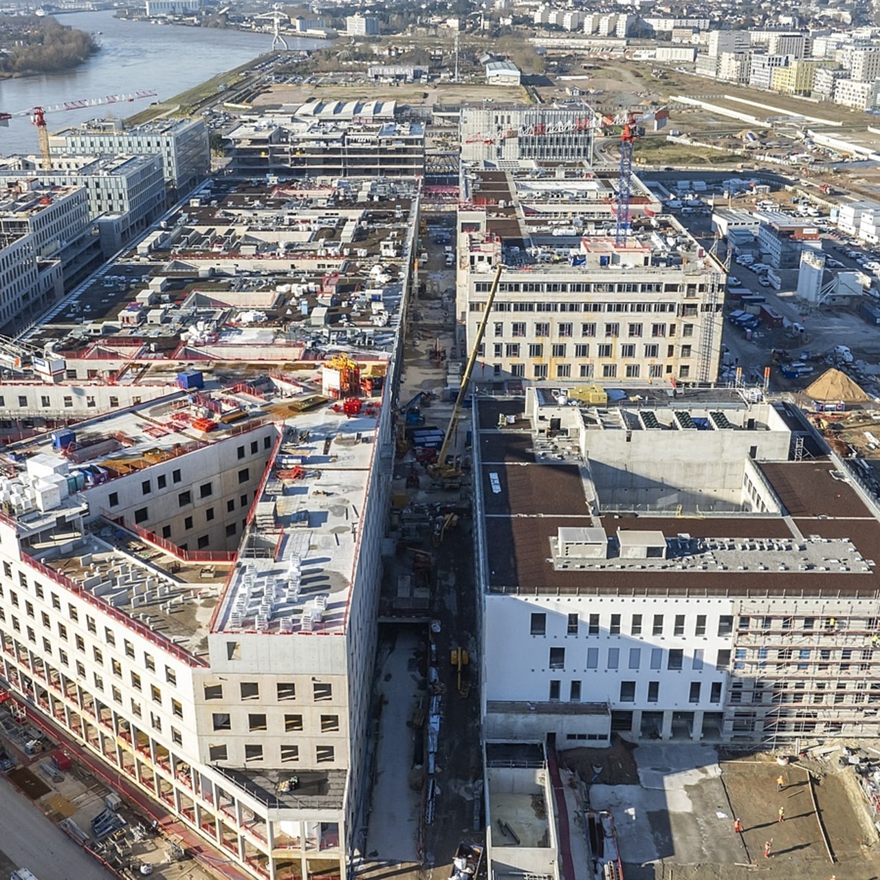 Le nouvel hôpital regroupera en un lieu unique des services essentiels comme les urgences, le bloc opératoire — aujourd'hui répartis sur trois sites — ou encore les soins critiques. (Julien Gazeau/Ylhos)