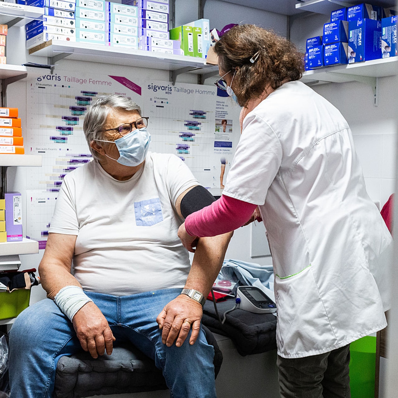 Les nouvelles missions en officine, comme la vaccination, séduit davantage d'étudiants en formation initiale que l'exercice à l'hôpital ou en biologie médicale. (Burger/Phanie)